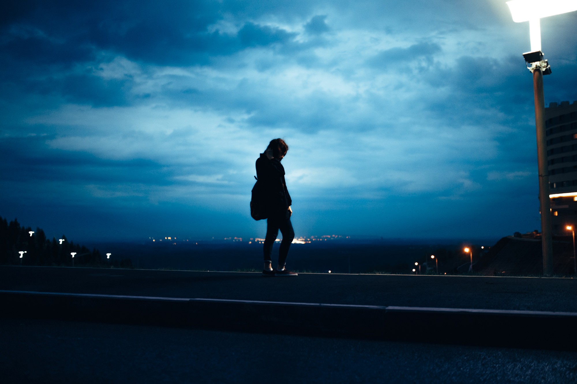 Silhouette persona sola notte, 2000x1334 Hi-Res, Laptop