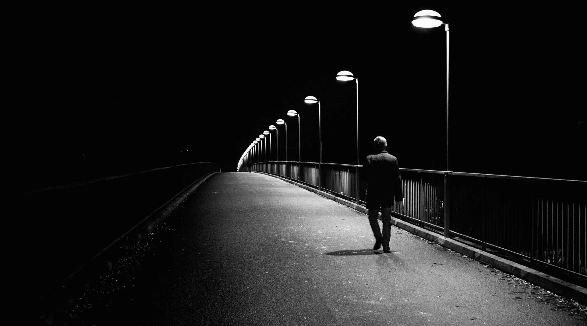 Uomo solo su ponte notturno, 2048x1139 2K, PC