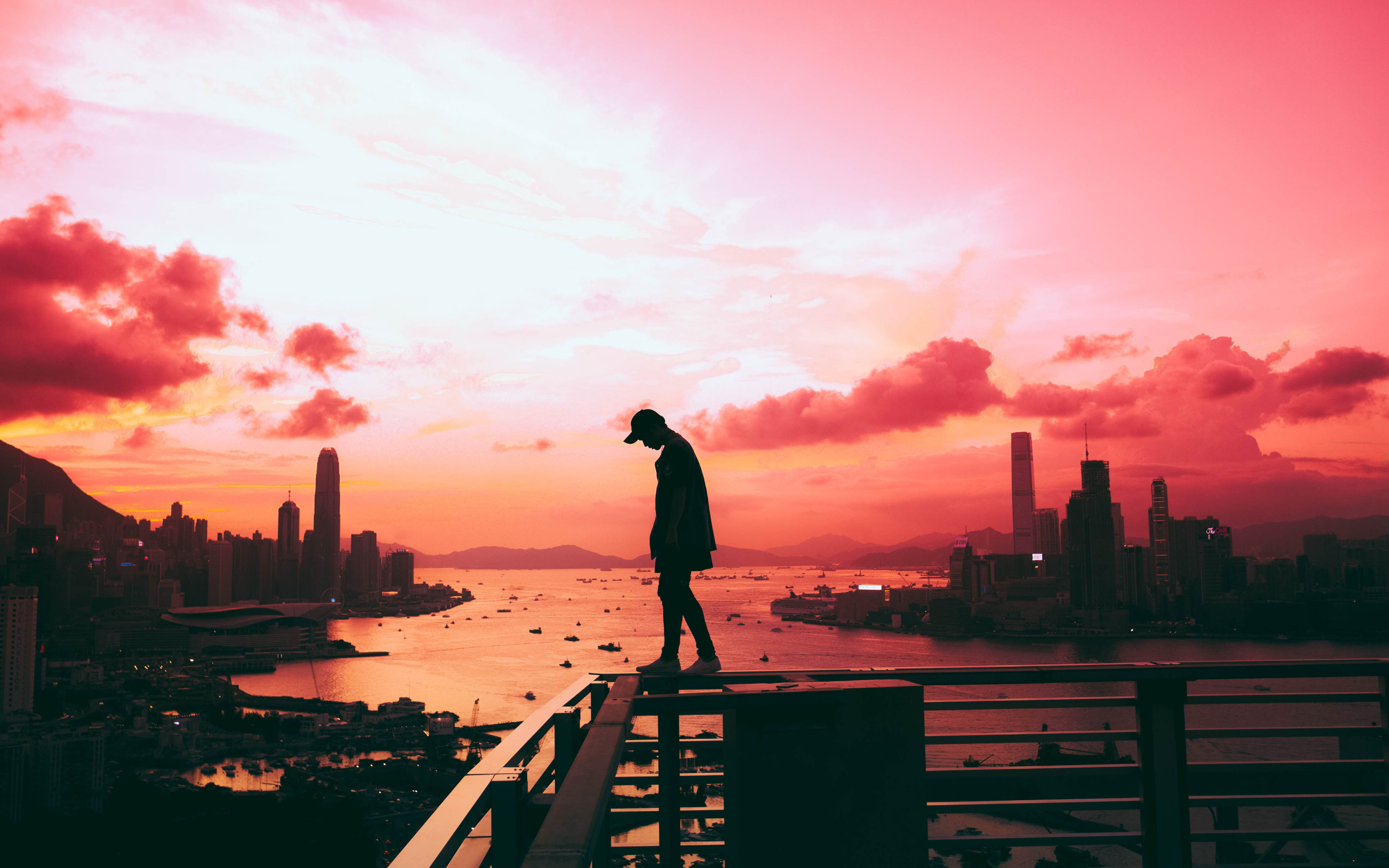 Silhouette persona su tetto, tramonto, 4200x2625 4K, Desktop 4K