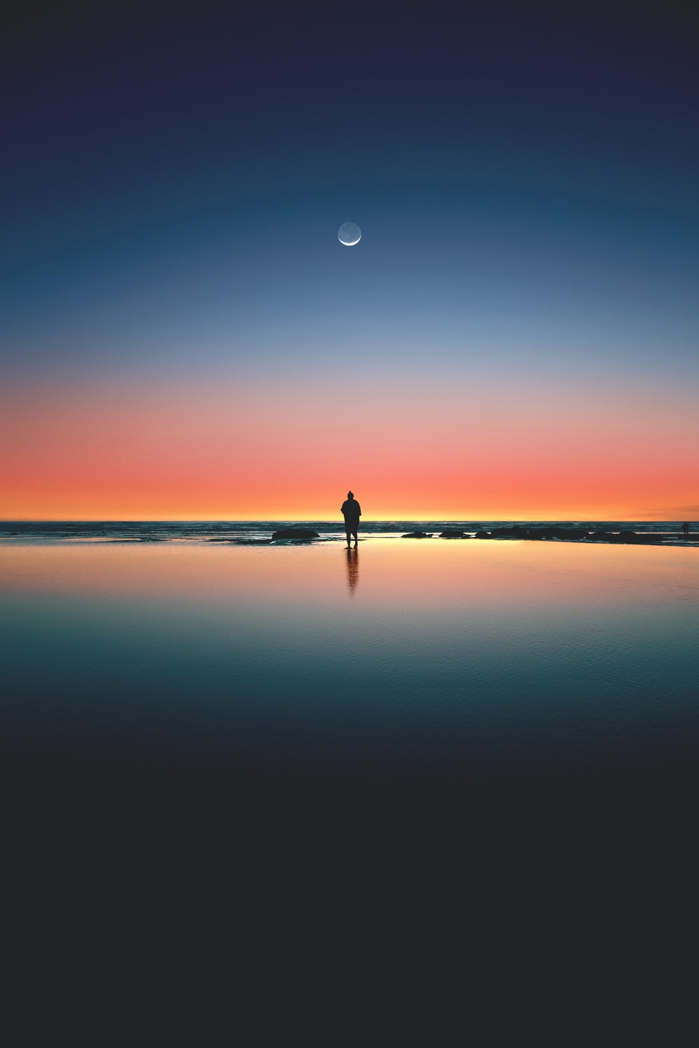 Figura solitaria al tramonto, 1000x1500 Verticale, Mobile