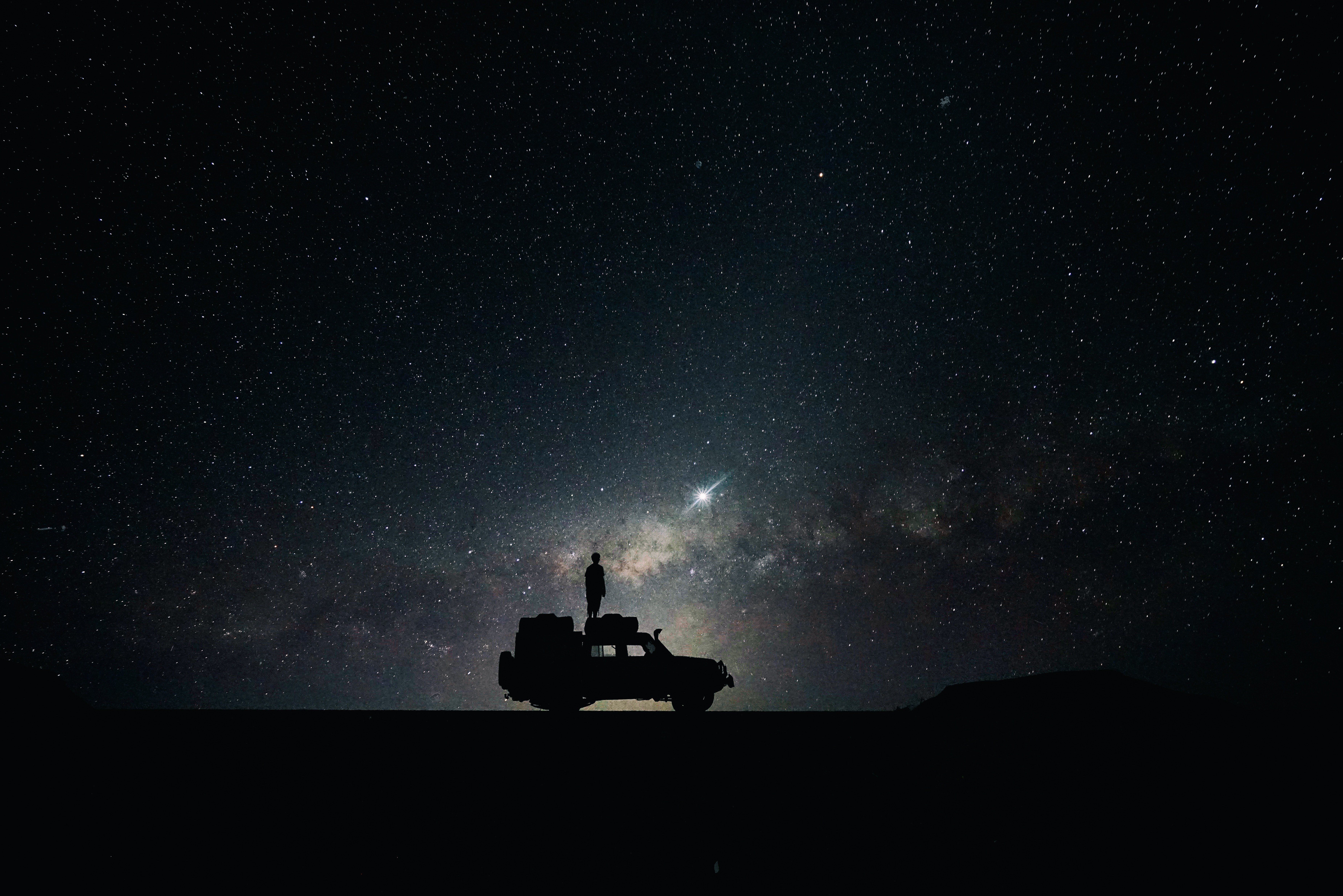 Silhouette persona su fuoristrada, notte stellata, 7042x4699 Ultra HD, 4K TV