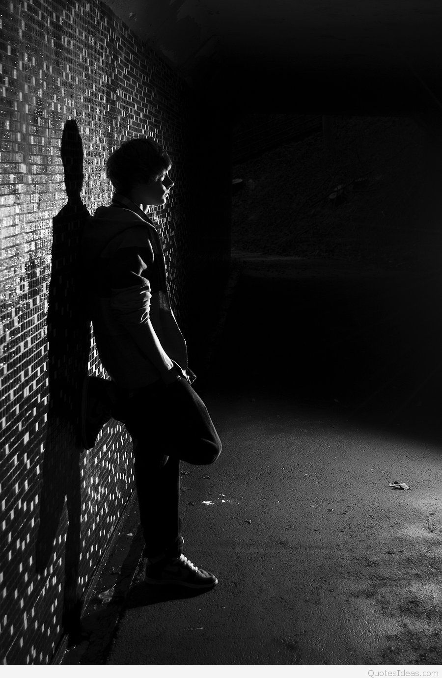 ragazzo solo appoggiato muro, 900x1381 Verticale, Mobile