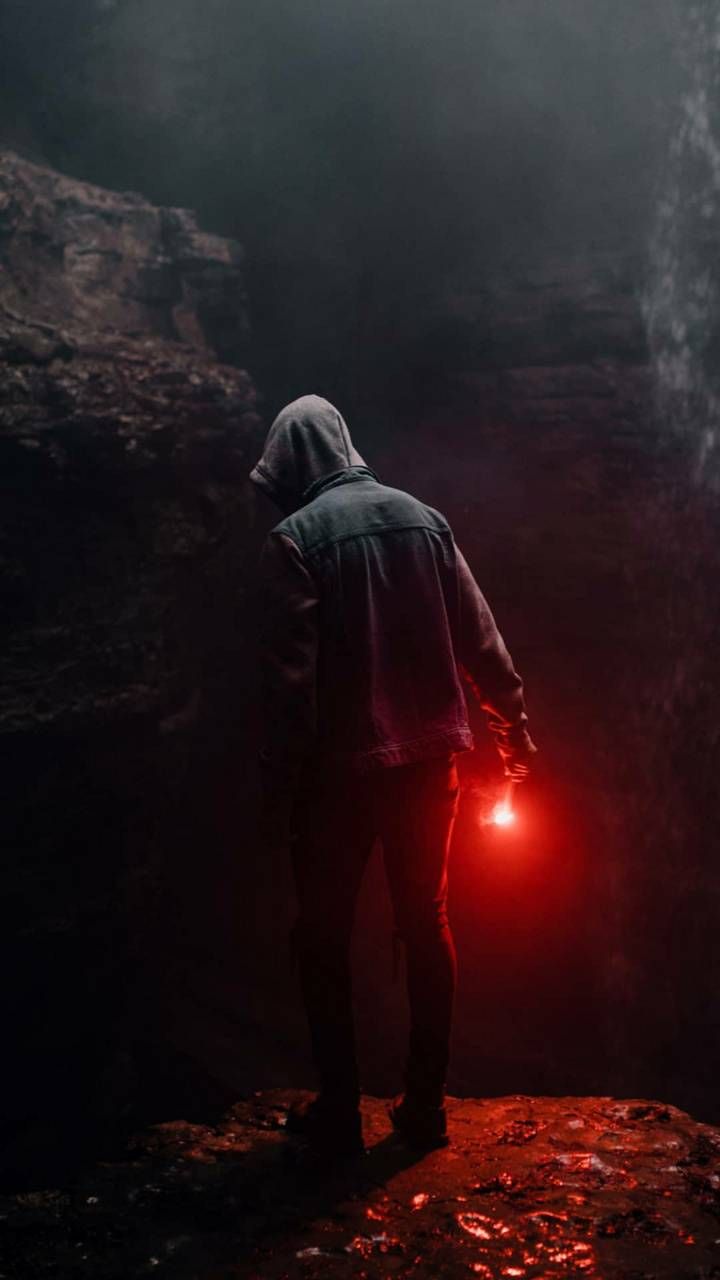 Figura incappucciata con luce rossa, 720x1280 Verticale, Mobile