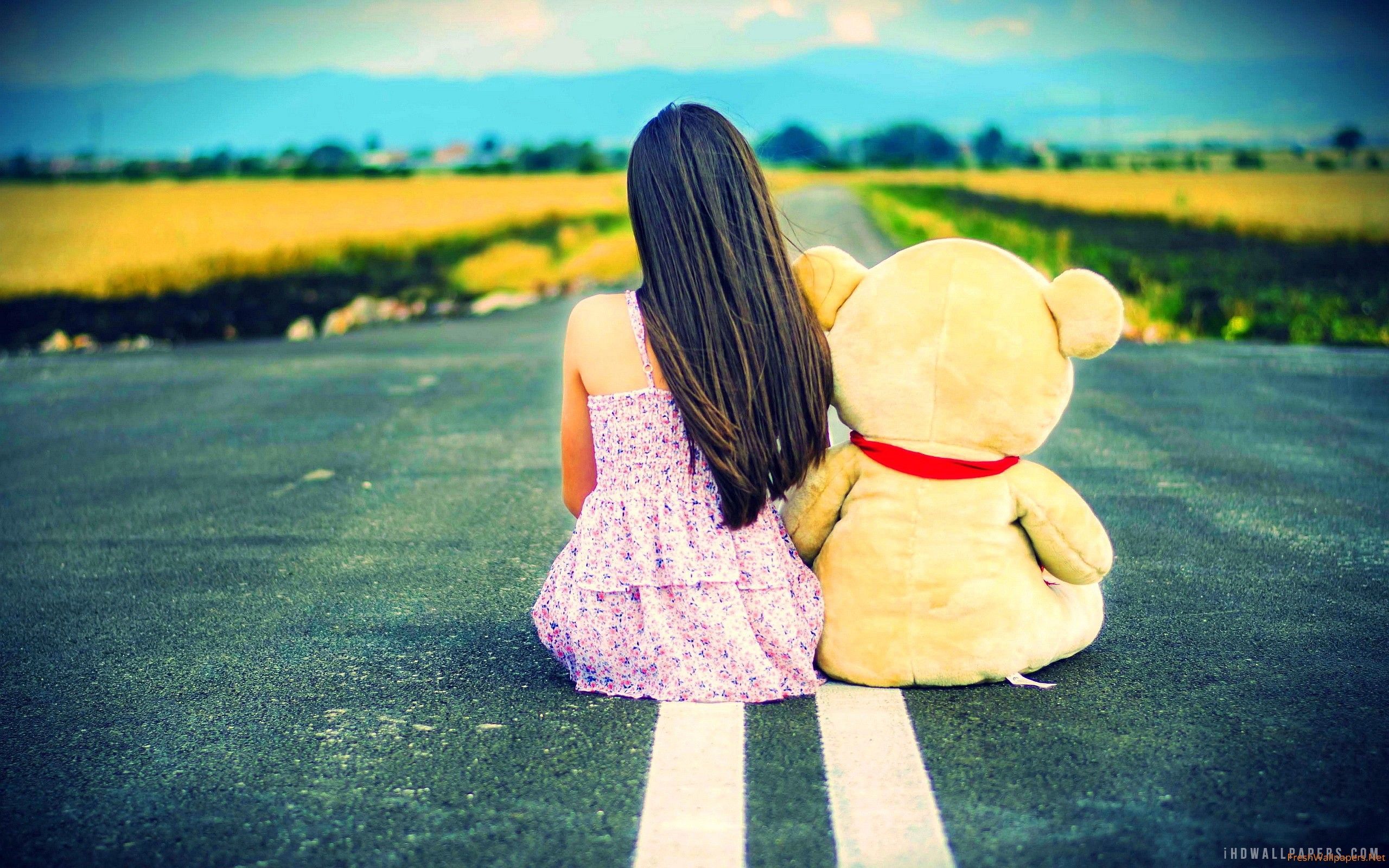 Bambina e orsacchiotto sulla strada, 2560x1600 2K+, MacBook Pro