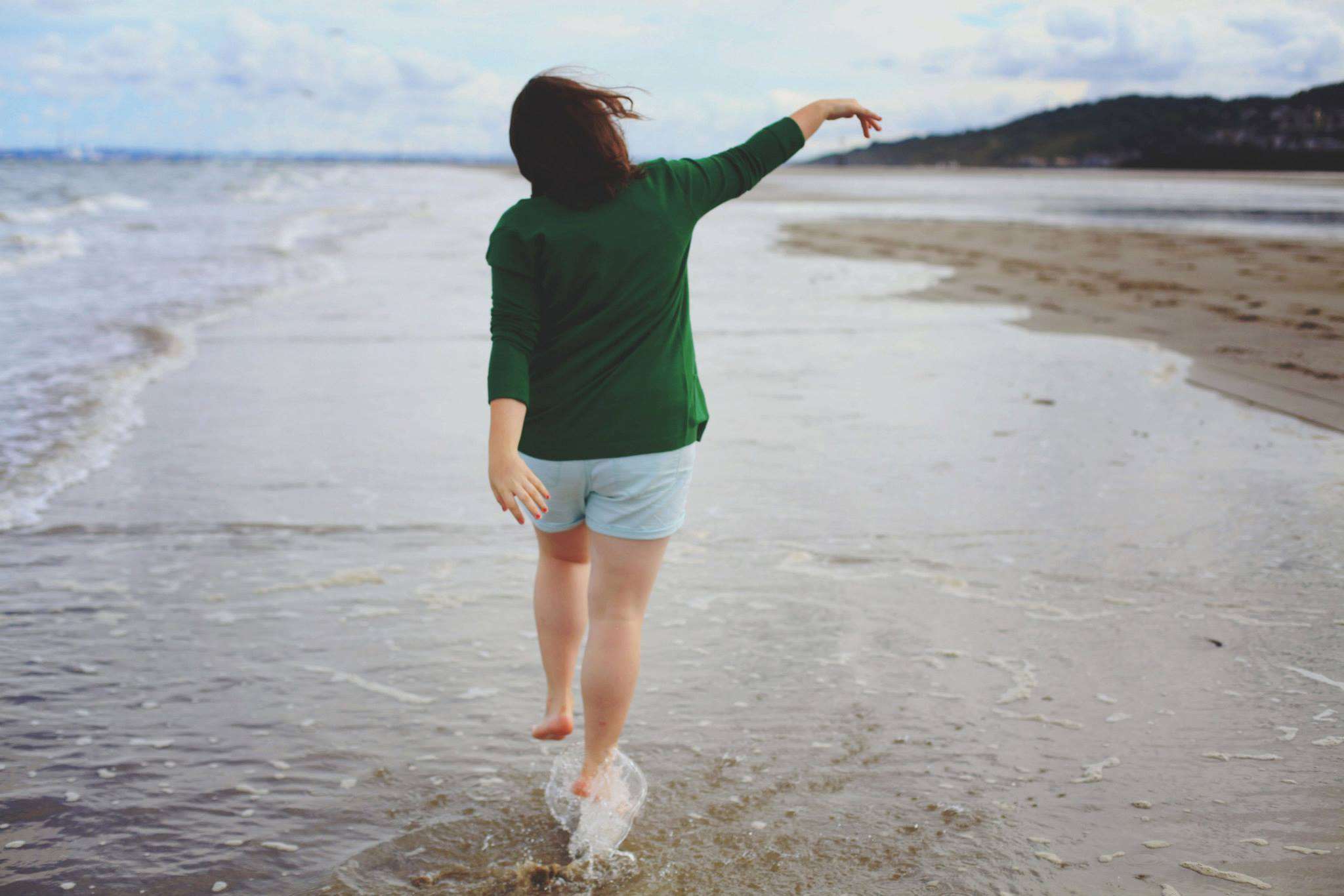 Ragazza felice spiaggia mare, 2048x1366 2K, Desktop