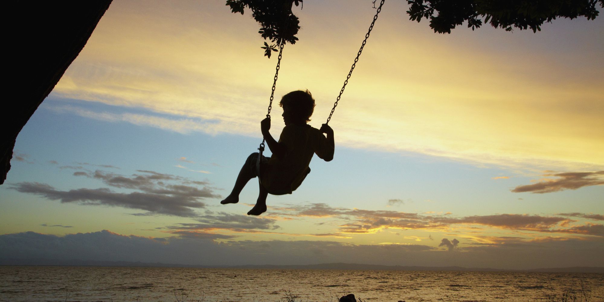Bambino su altalena tramonto, 2000x1000 2K, Laptop