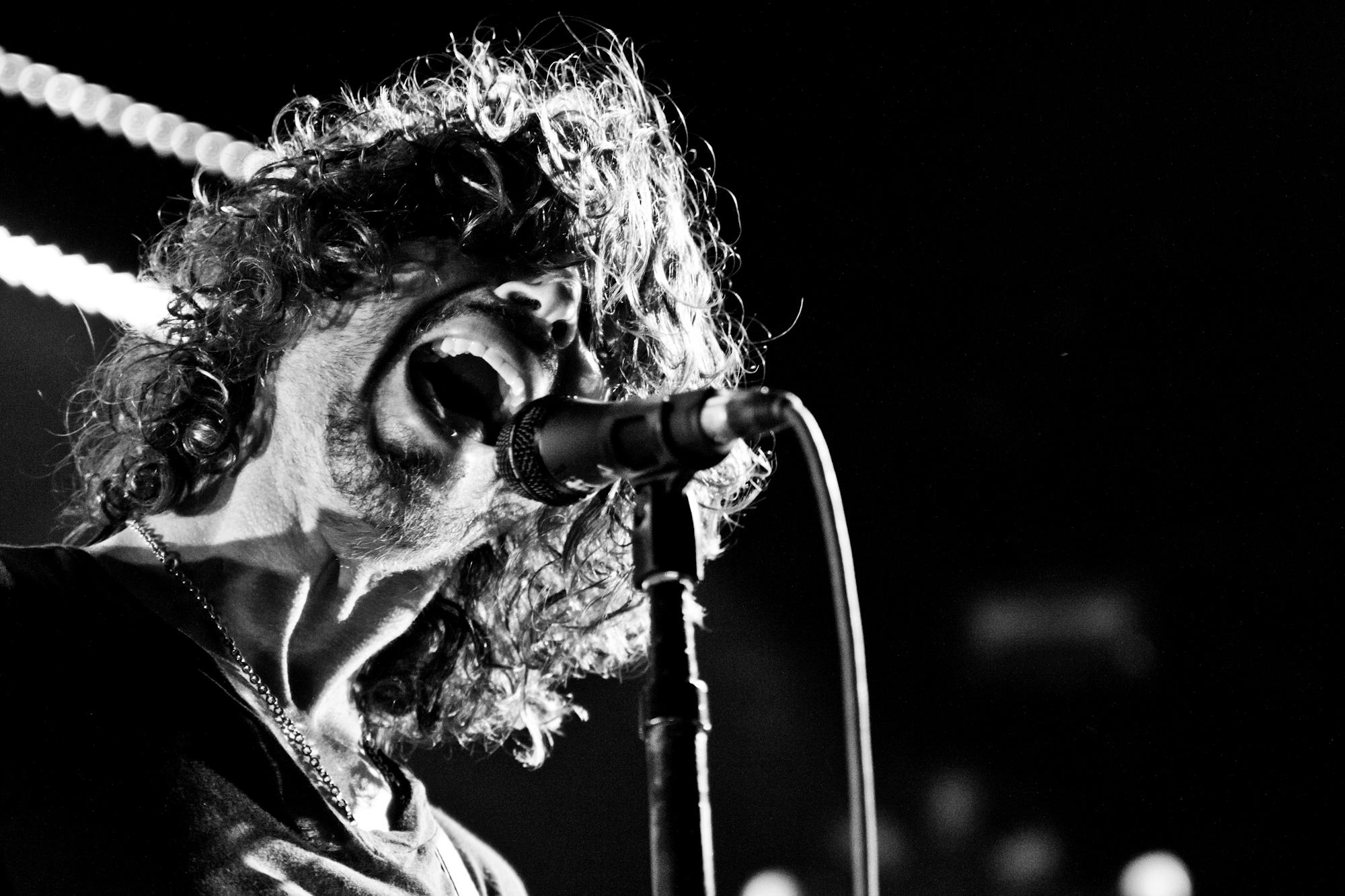 Cantante rock bianco e nero, 2000x1333 2K, PC