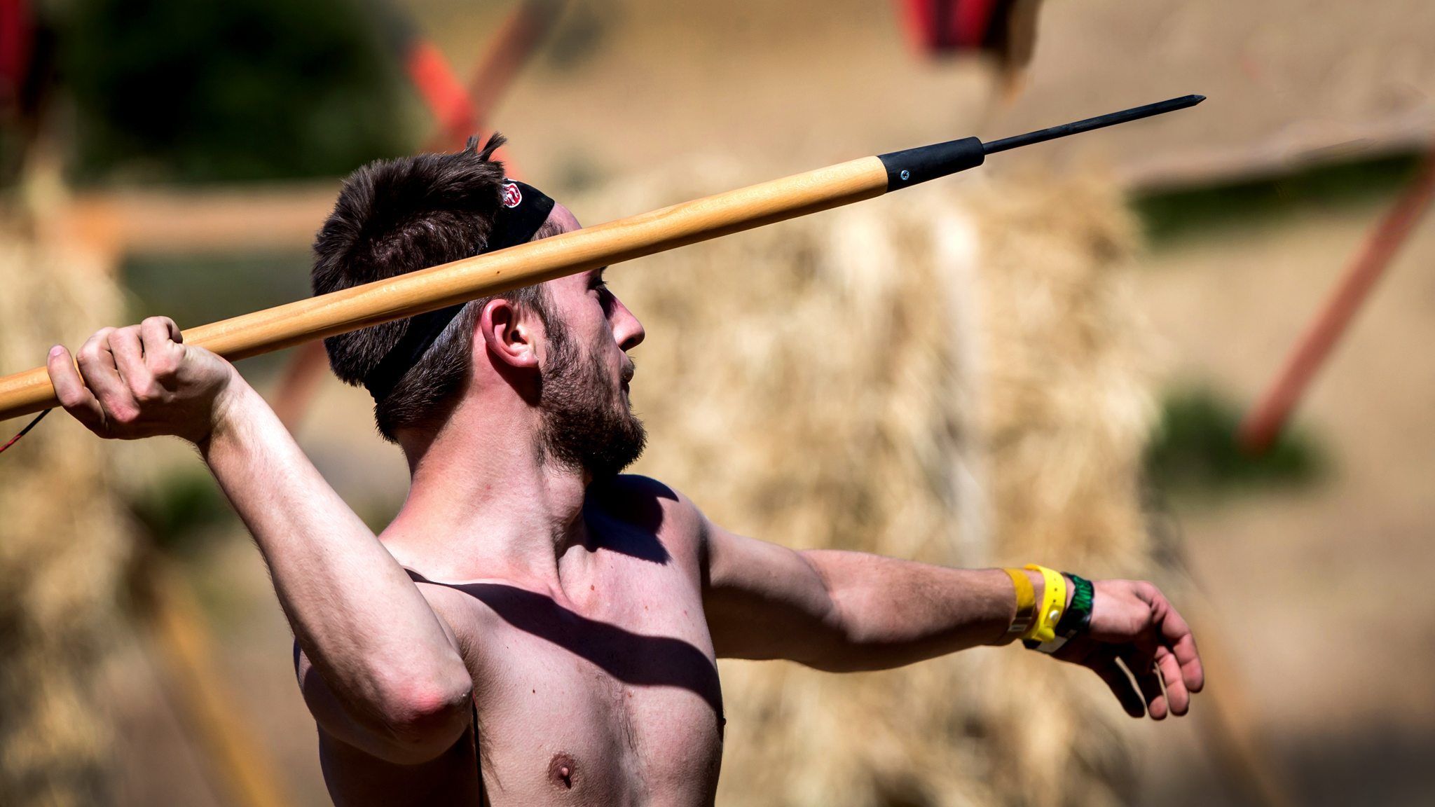 Uomo lancia lancia Spartan Race, 2048x1152 alta risoluzione, Desktop