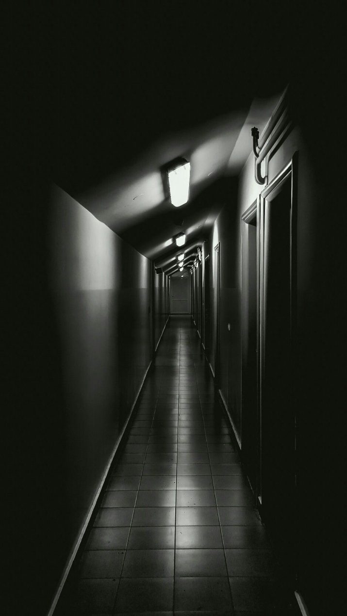 corridoio buio inquietante, 715x1270 Verticale, Mobile