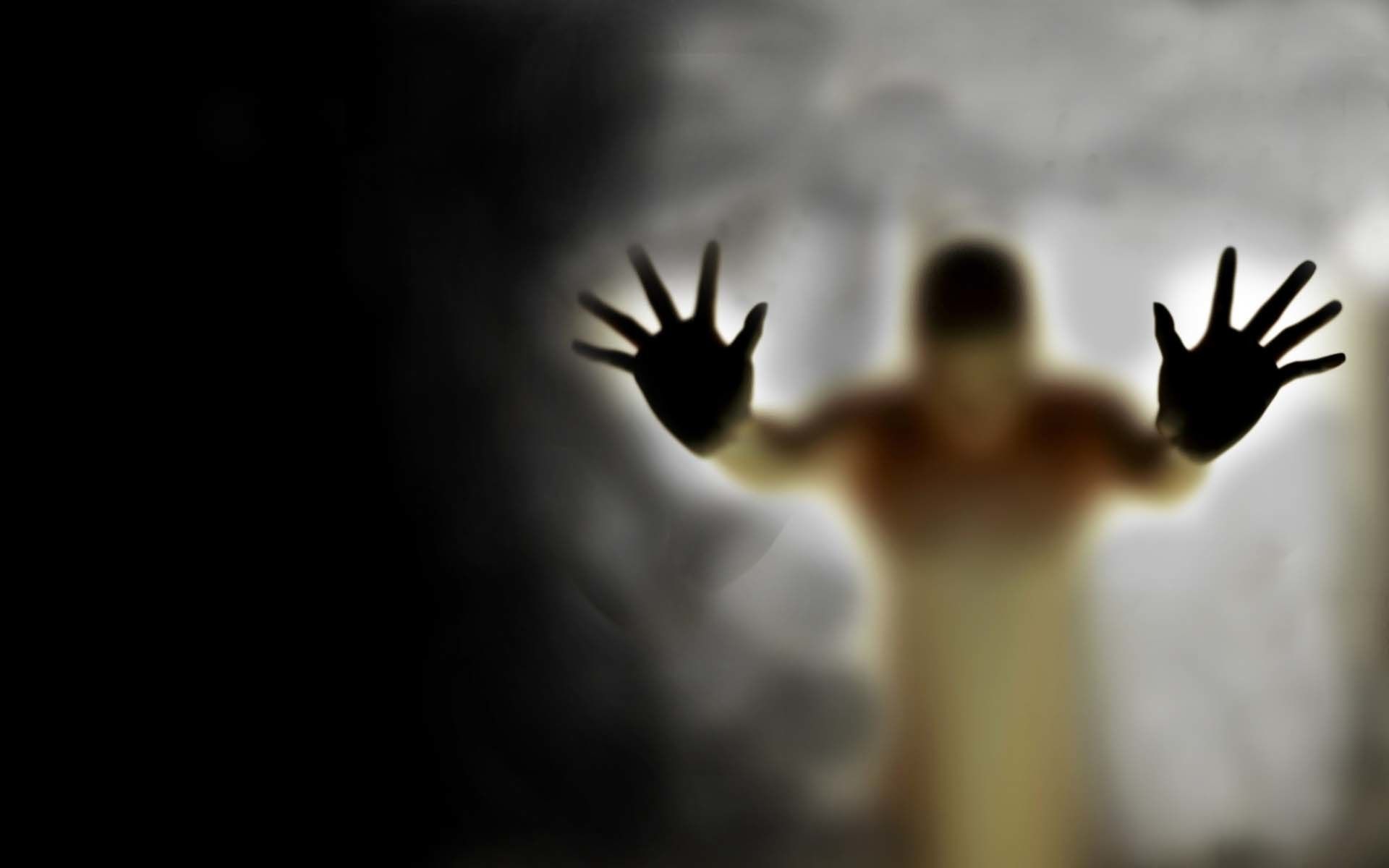 Figura sfocata con mani nere, 1920x1200 Full HD+ WUXGA, Desktop