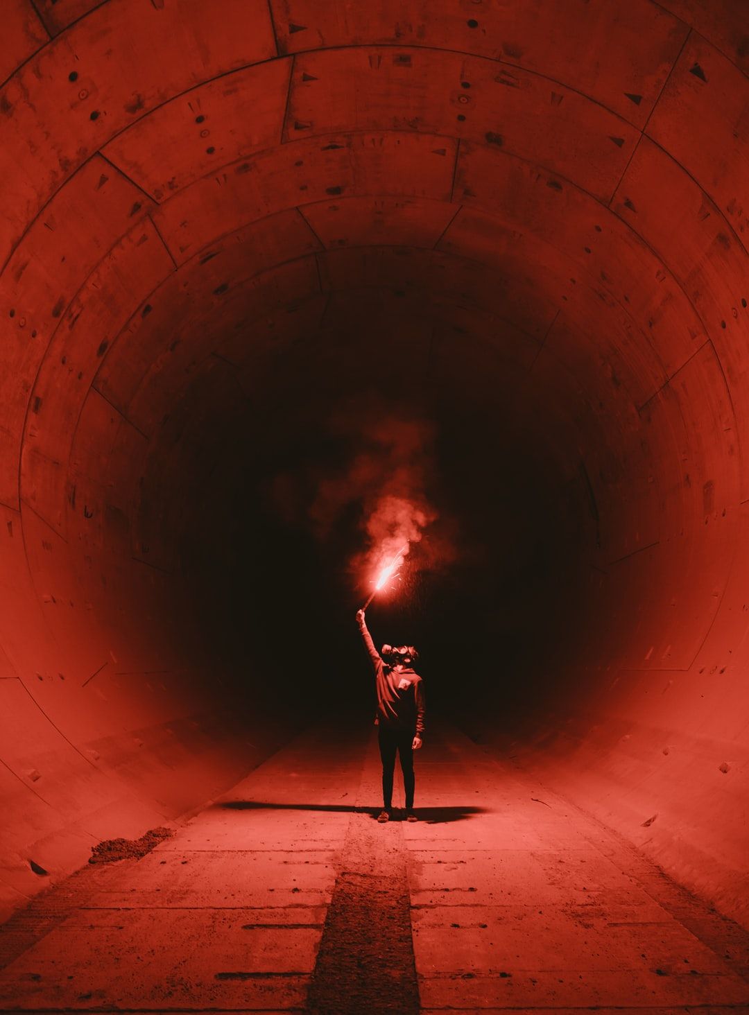 Figura in tunnel rosso fumogeno, 1080x1464 Full HD Verticale, Google Pixel
