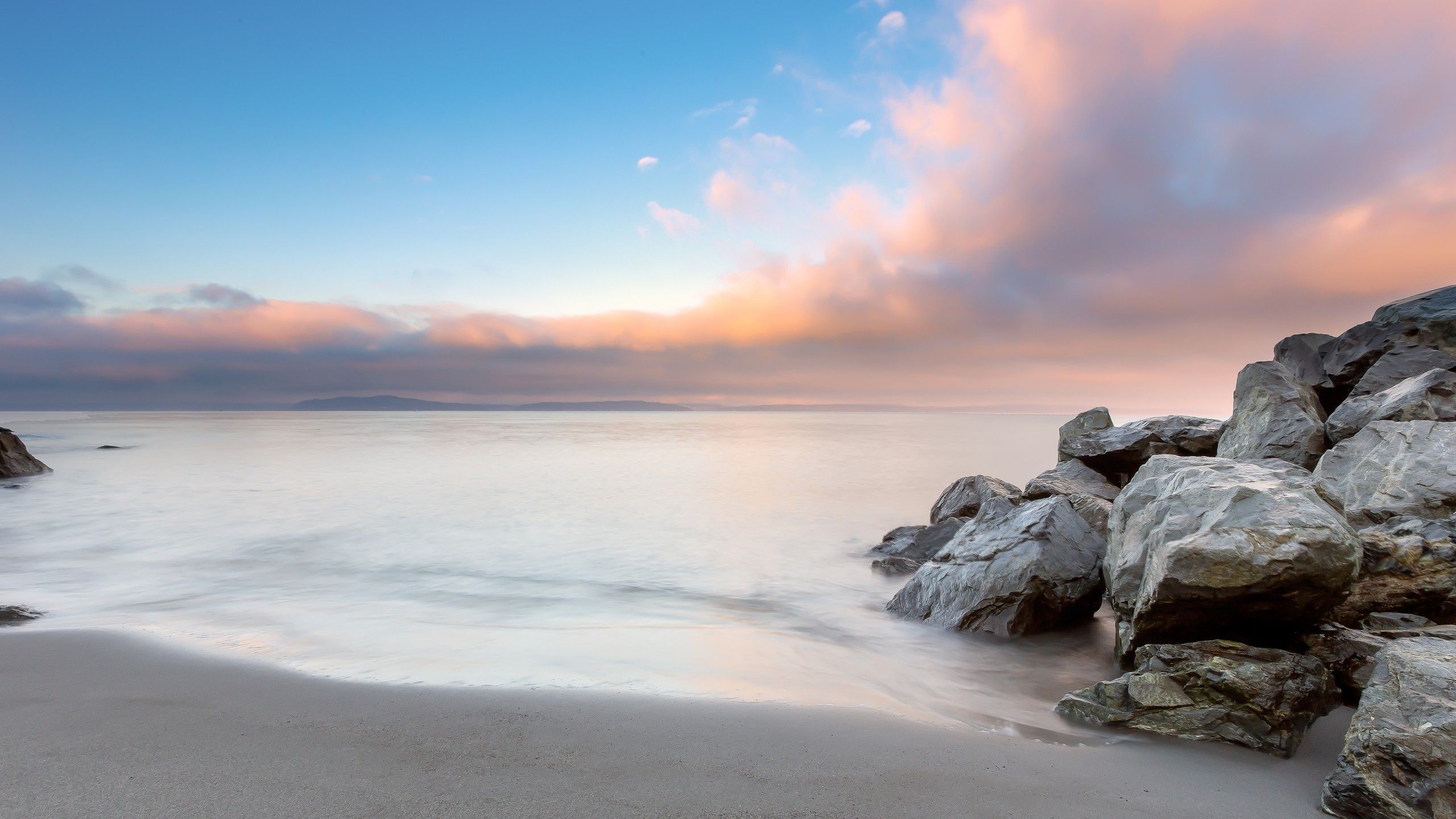 Spiaggia con rocce all'alba, 2560x1440 QHD, Laptop