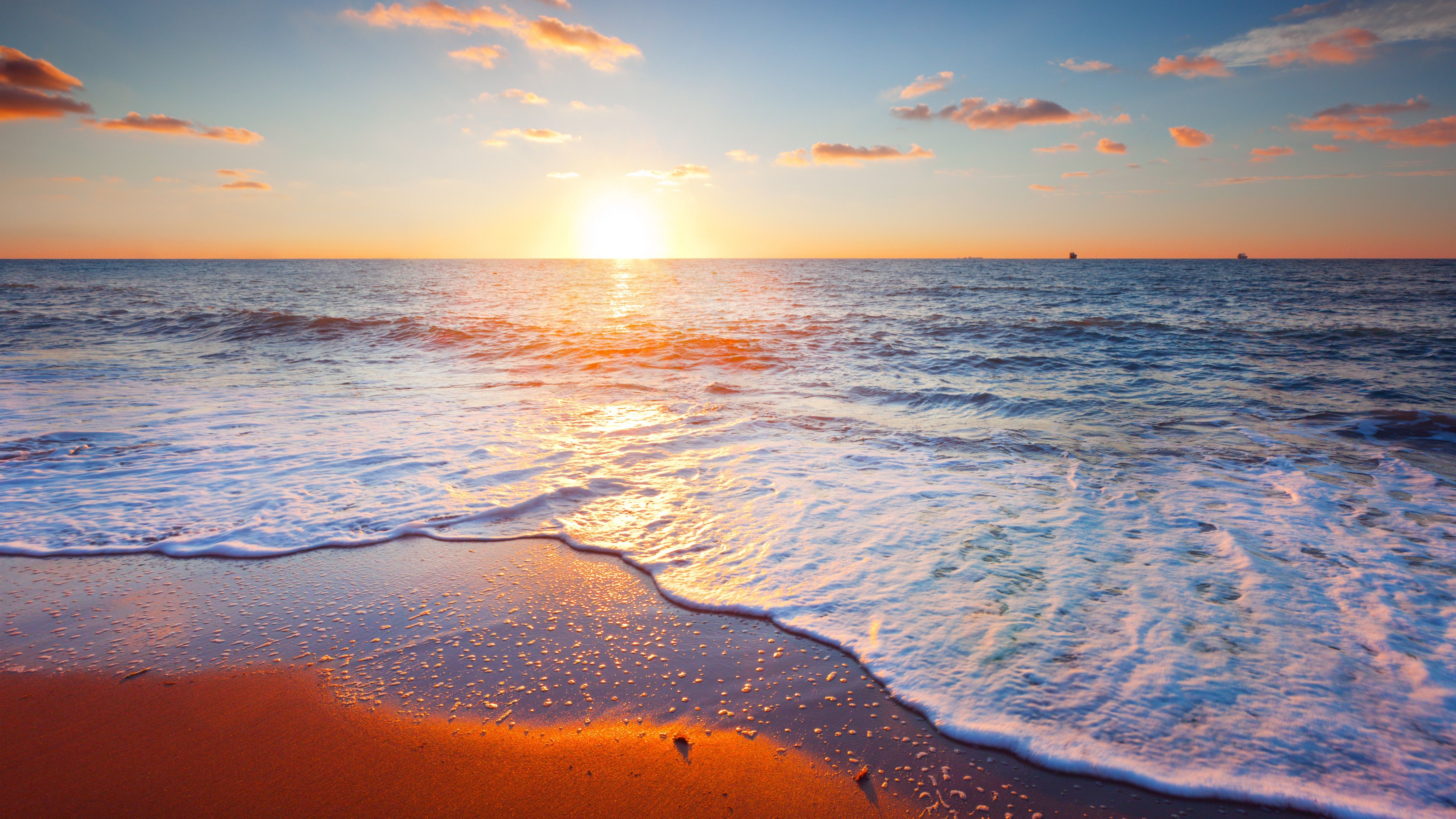 Alba sulla spiaggia con onde, 5120x2880 Ultra HD, 4K TV