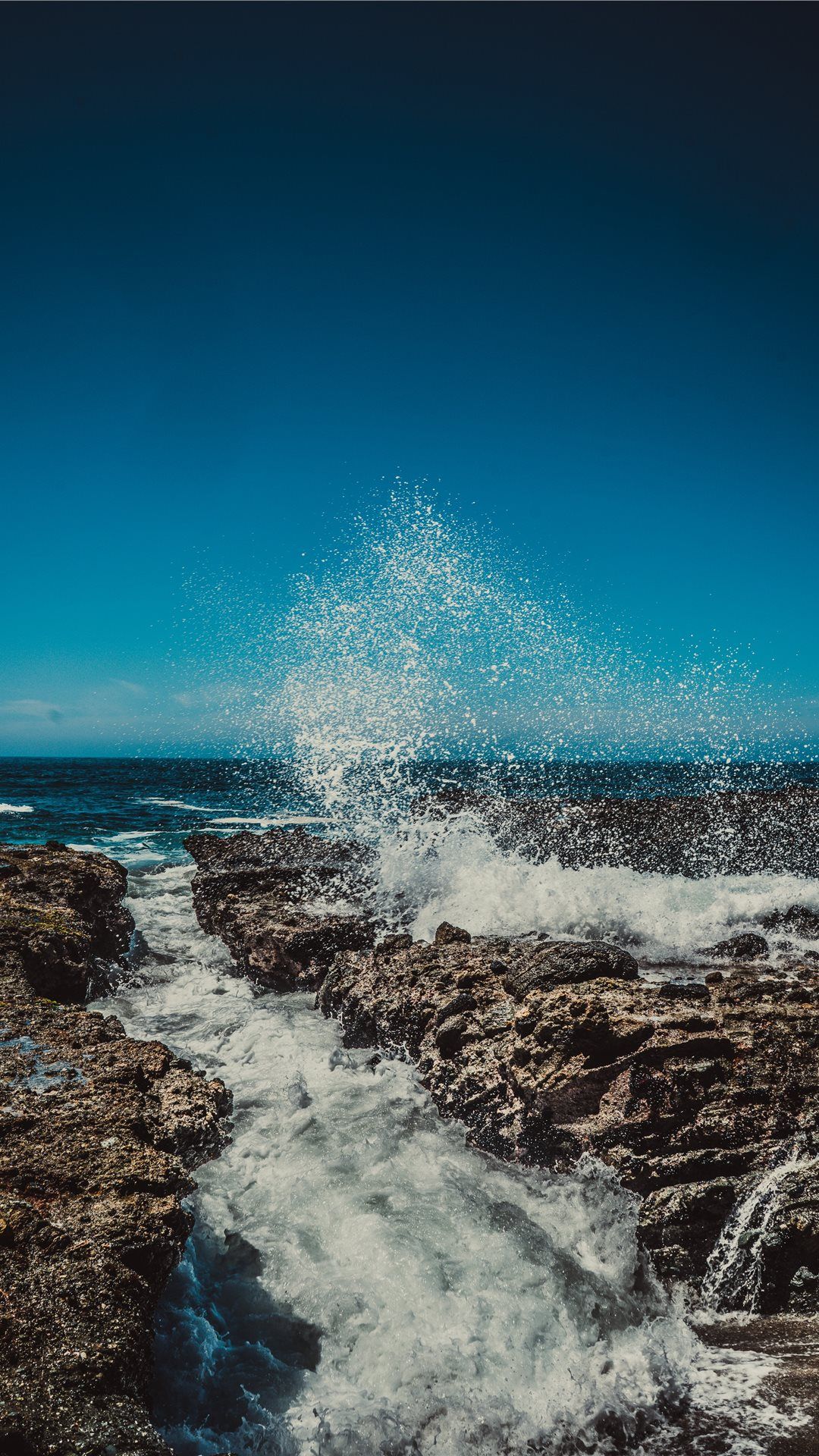Onde infrante su scogliera, 1080x1920 Full HD Verticale, Smartphone
