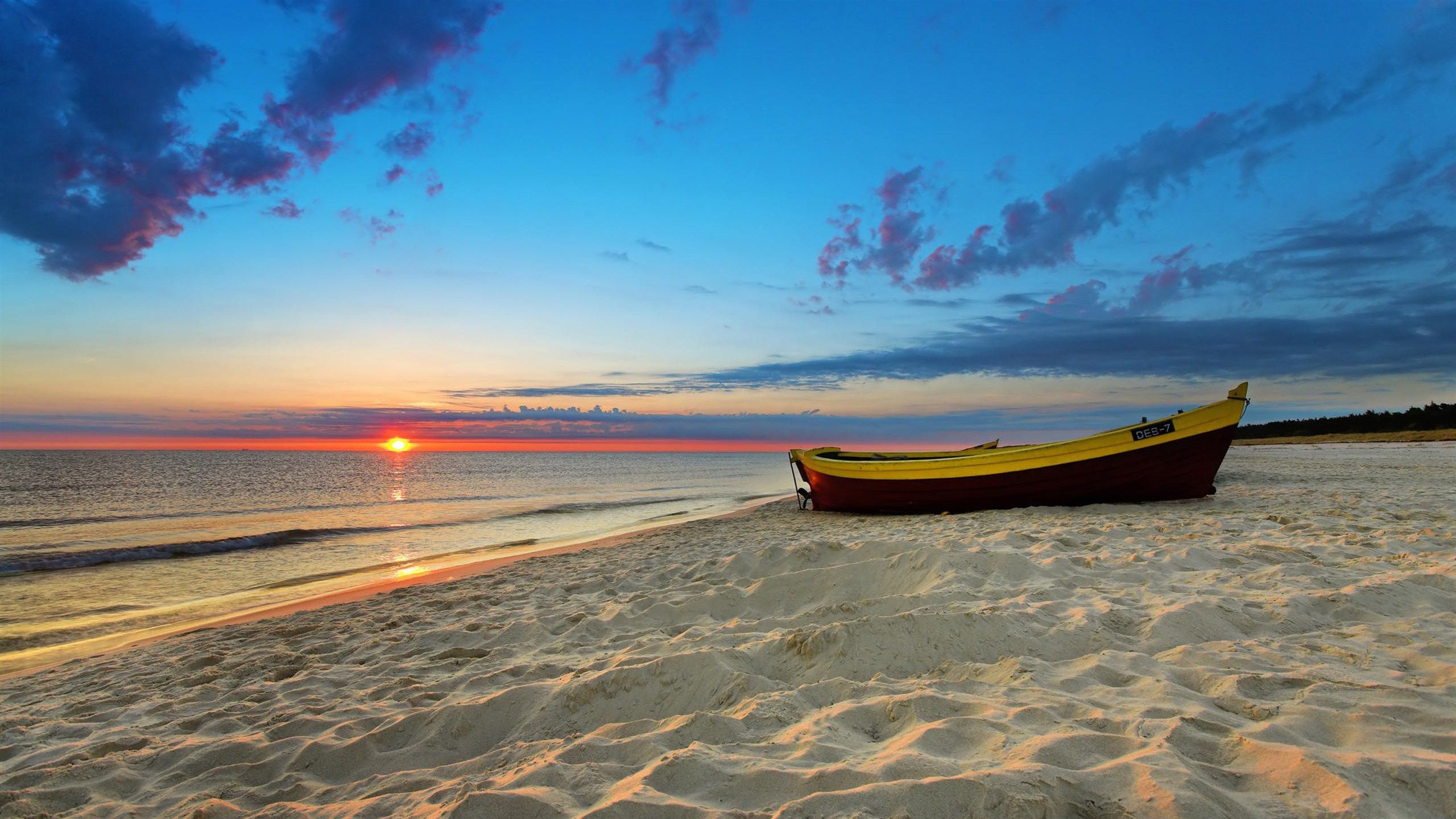 Barca su spiaggia al tramonto, 2560x1440 2K QHD, PC