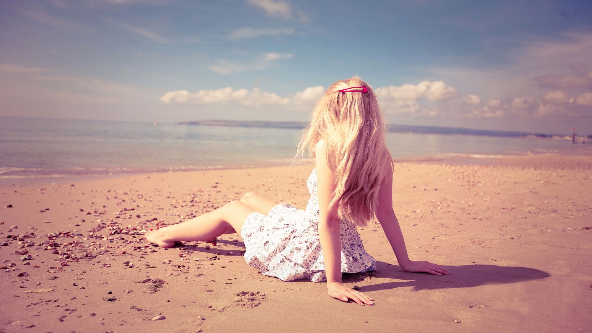 Donna in costume su spiaggia, 1920x1080 1080p, Laptop
