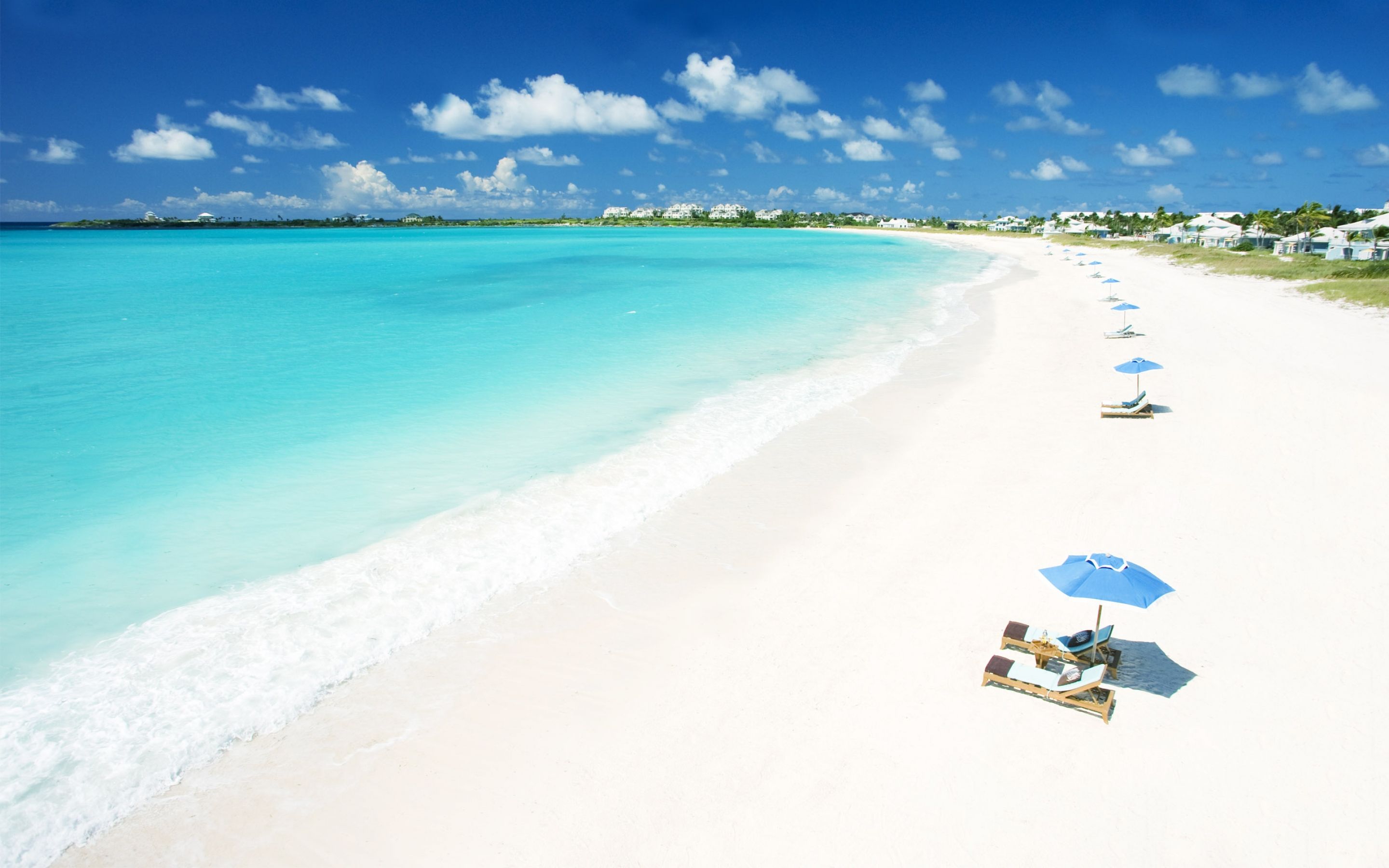 Spiaggia caraibica con ombrelloni, 2880x1800 2K+, PC Desktop