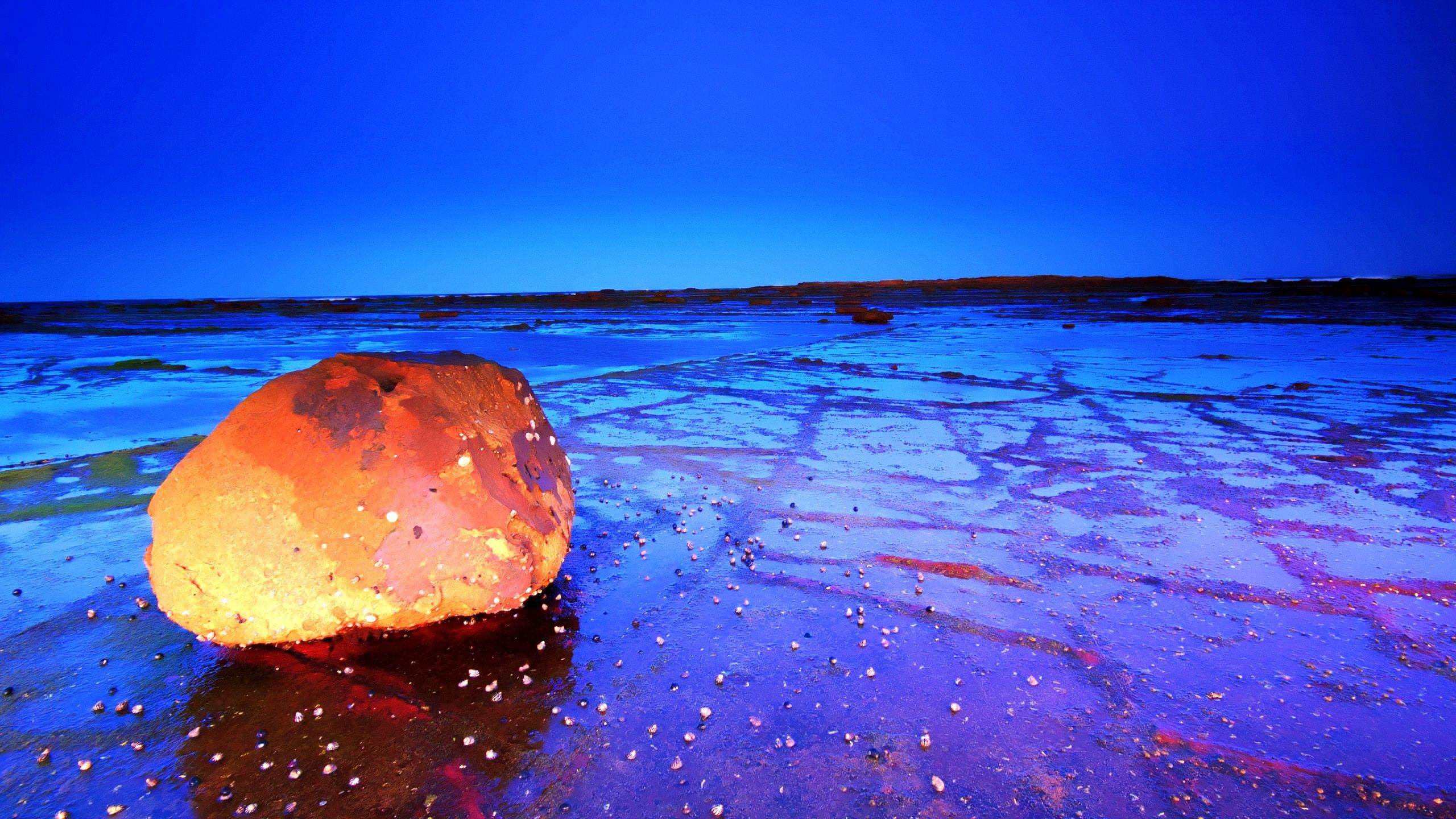 Roccia arancione su spiaggia notturna, 2560x1440 2K QHD, Monitor Gaming