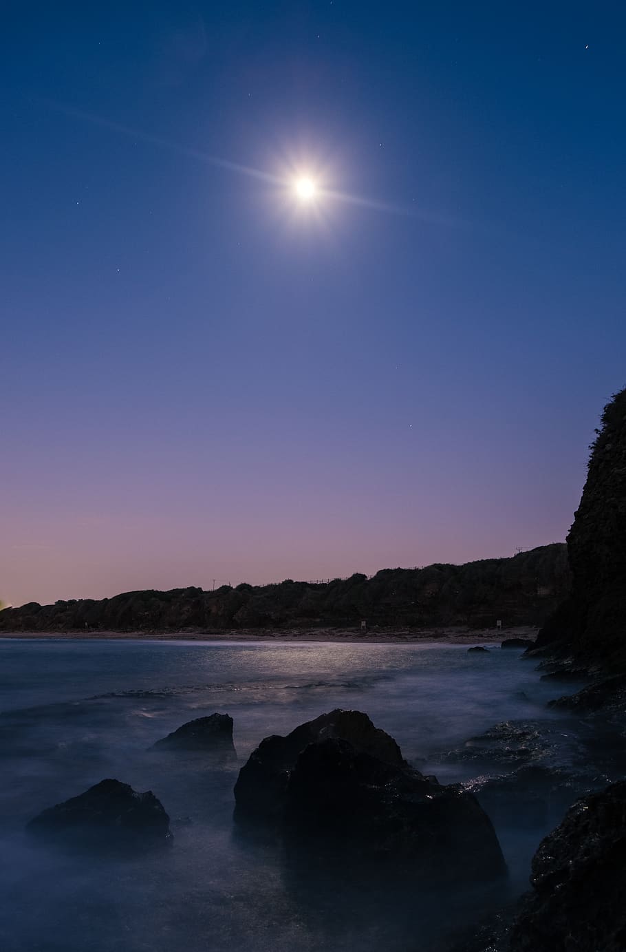 Spiaggia notturna con luna, 910x1383 Verticale, Telefono