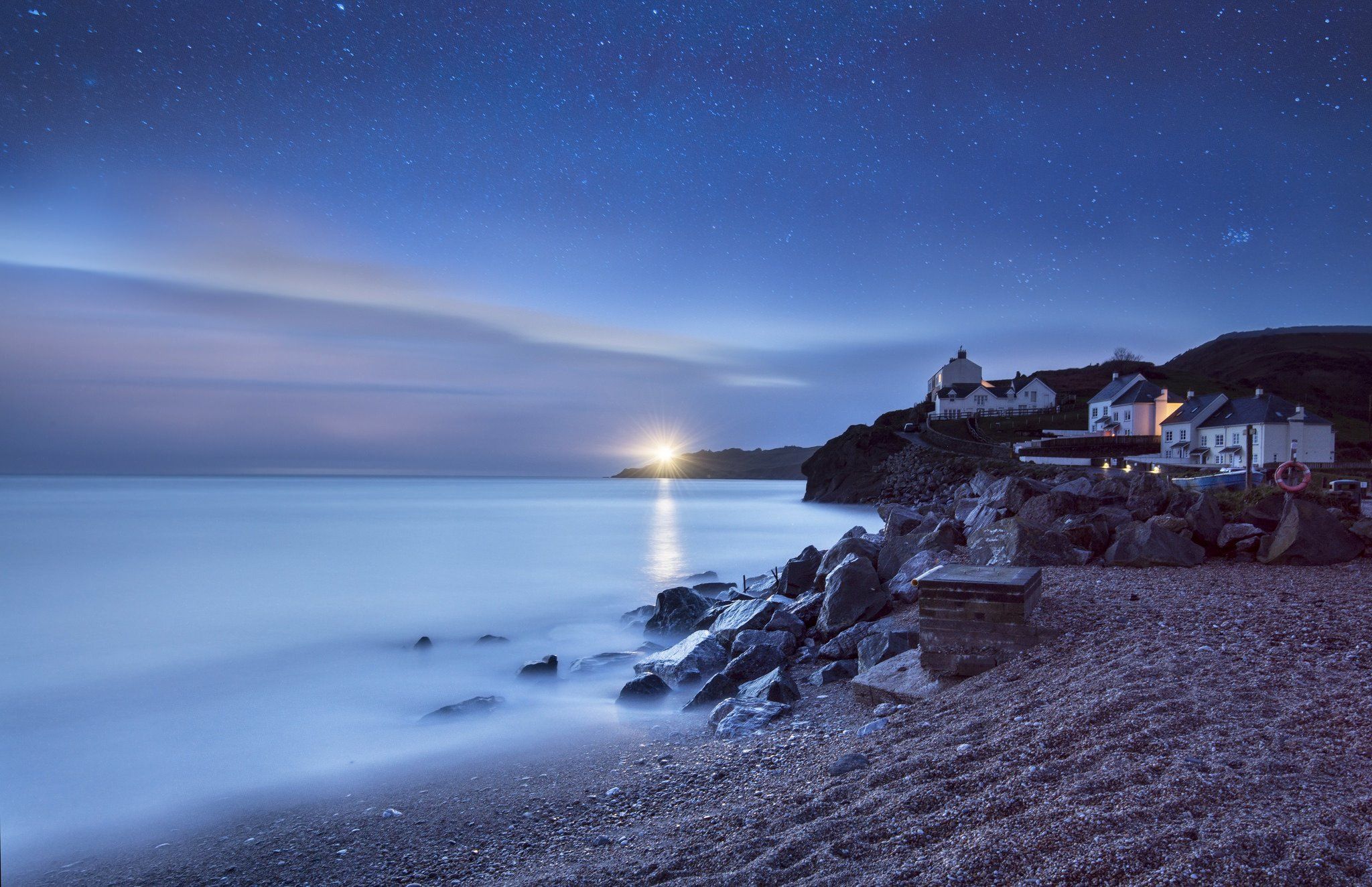 Faro spiaggia notturna stellata, 2048x1324 2K, PC