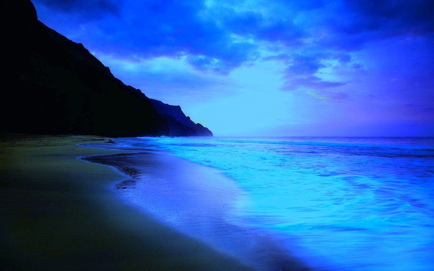 Spiaggia notturna blu con scogliera, 1440x900 720p, MacBook Air
