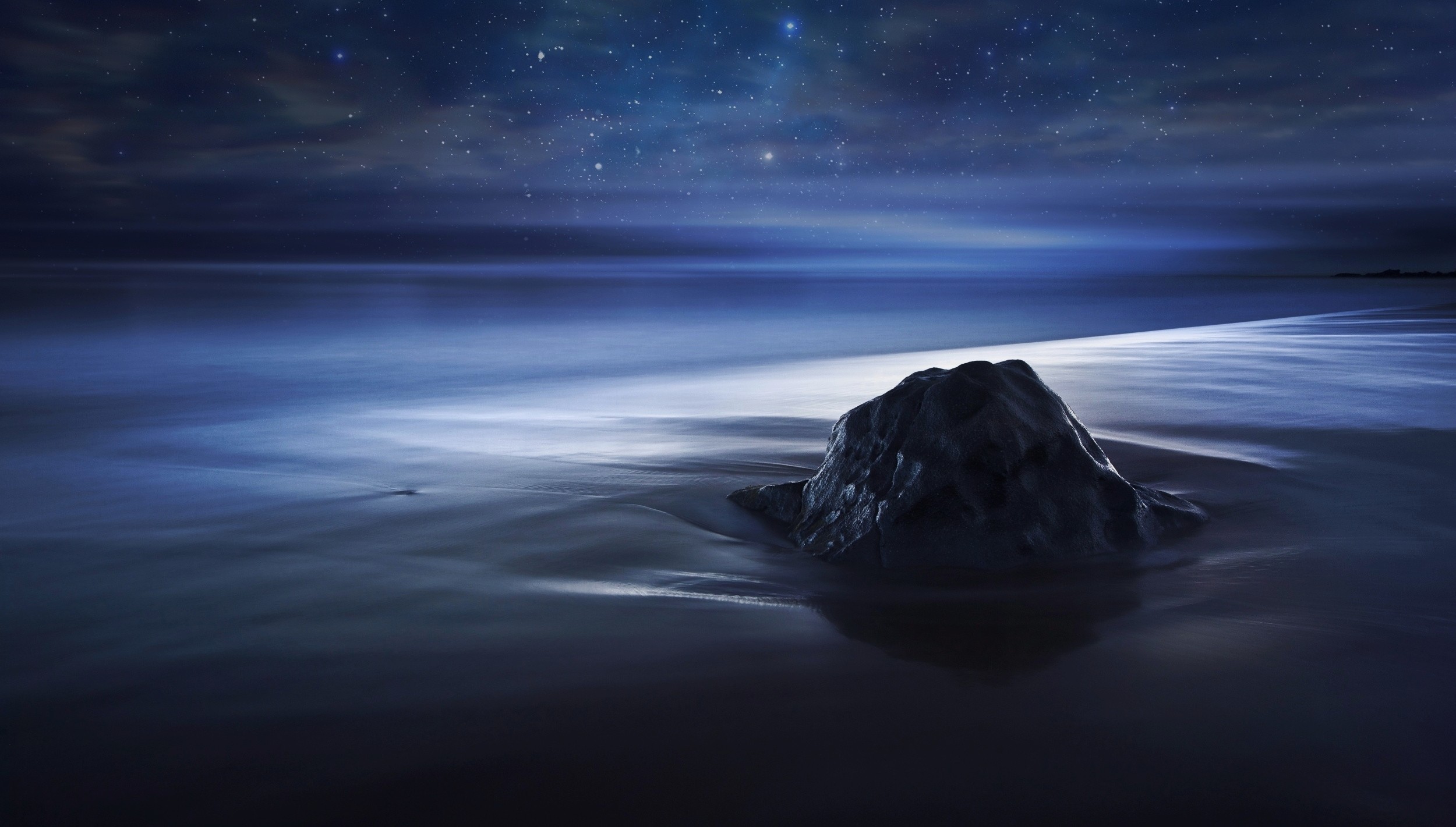 Spiaggia notturna con roccia, 2500x1421 alta risoluzione, PC