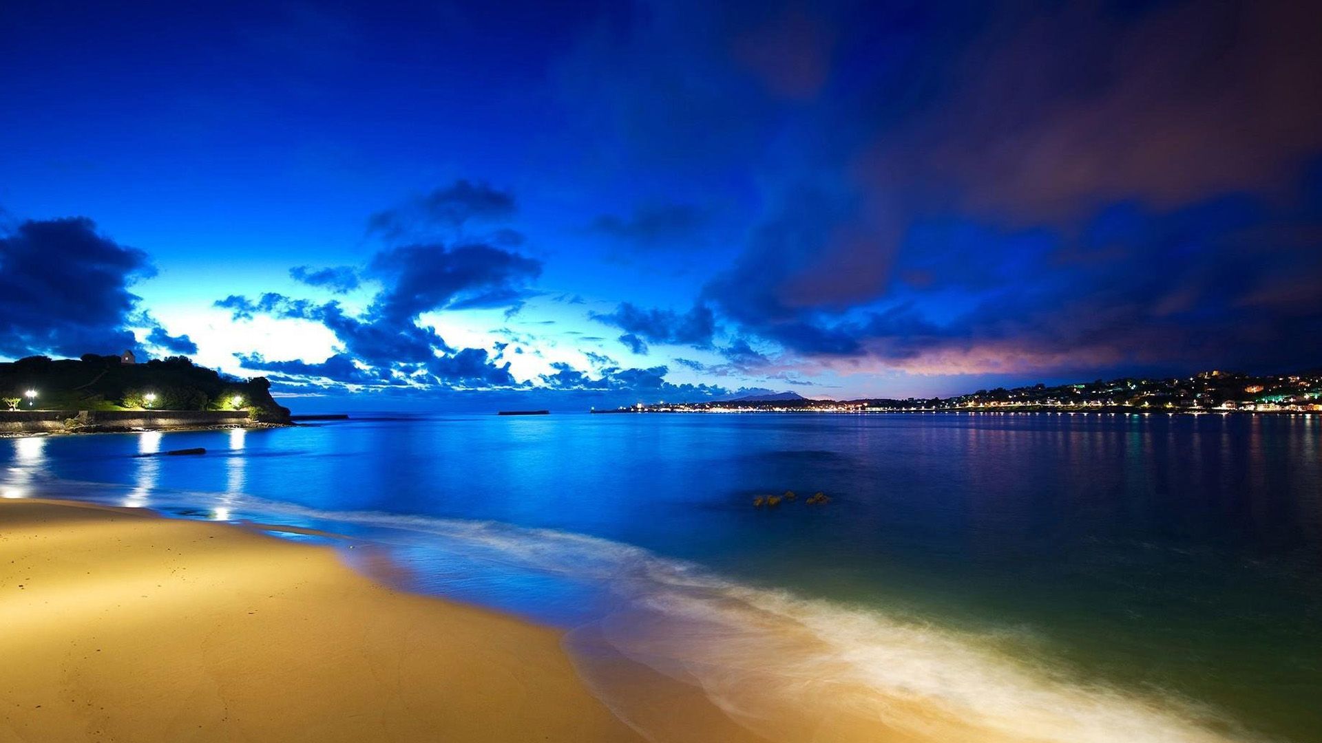 Spiaggia notturna con luci costiere, 1920x1080 1080p, PC