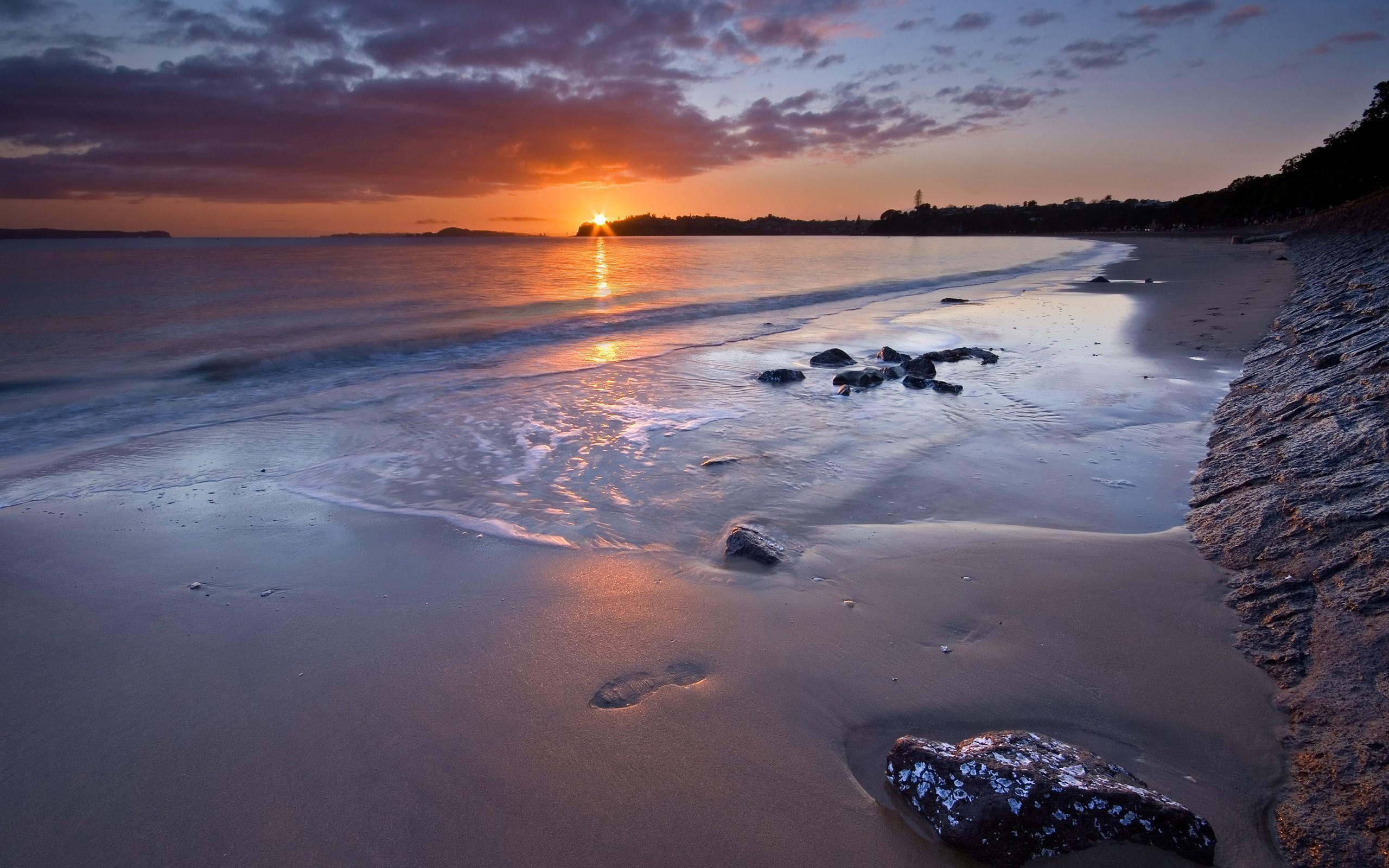 Spiaggia al tramonto con rocce, 2560x1600 2K, Laptop