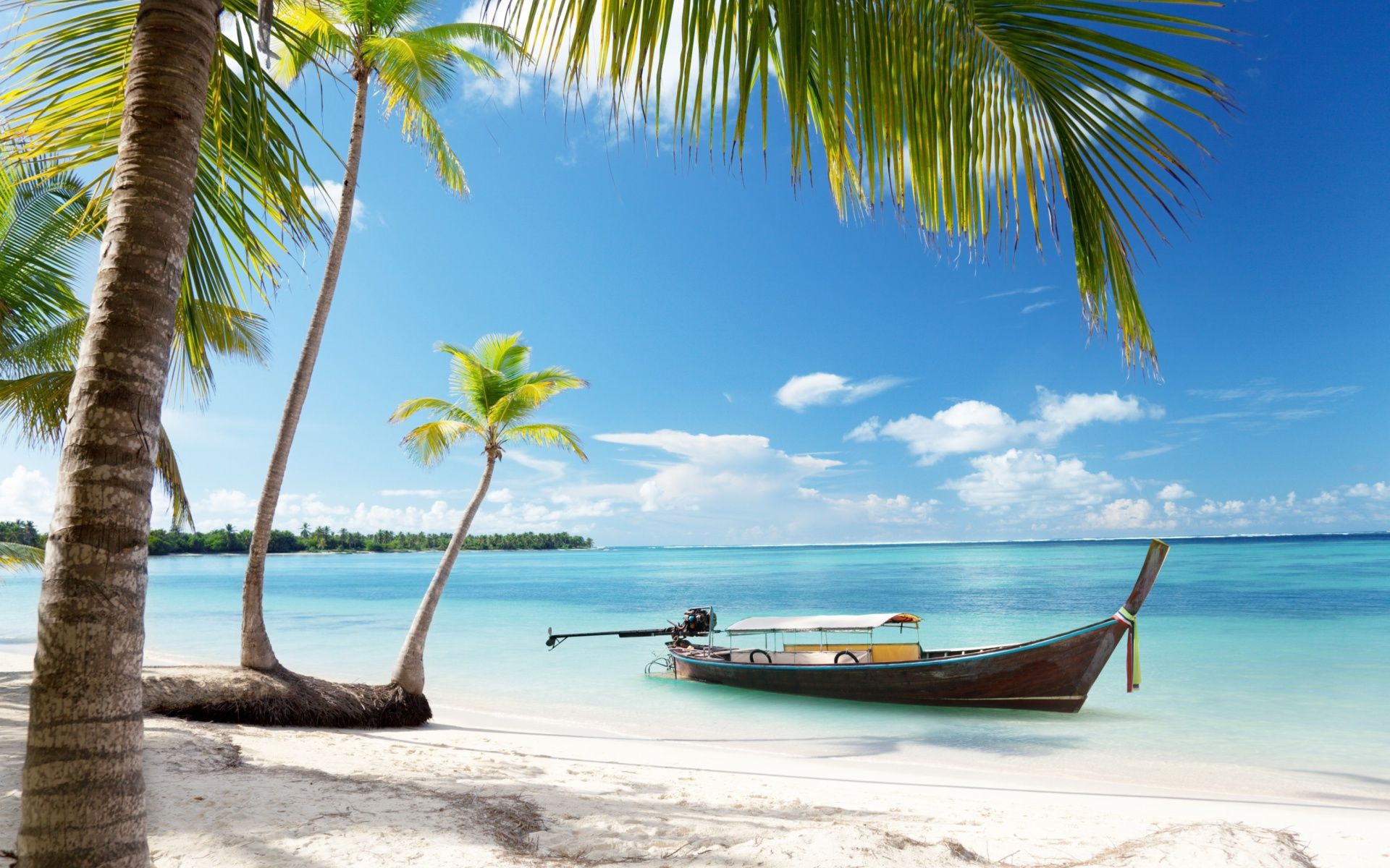 Spiaggia tropicale con barca e palme, 1920x1200 WUXGA, iMac