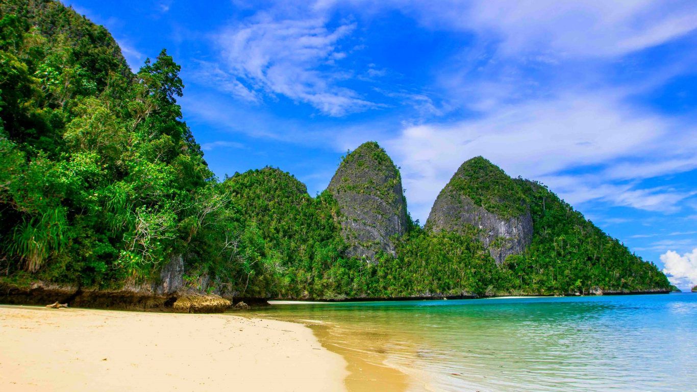 Spiaggia tropicale con scogliere verdi, 1366x768 HD, Desktop
