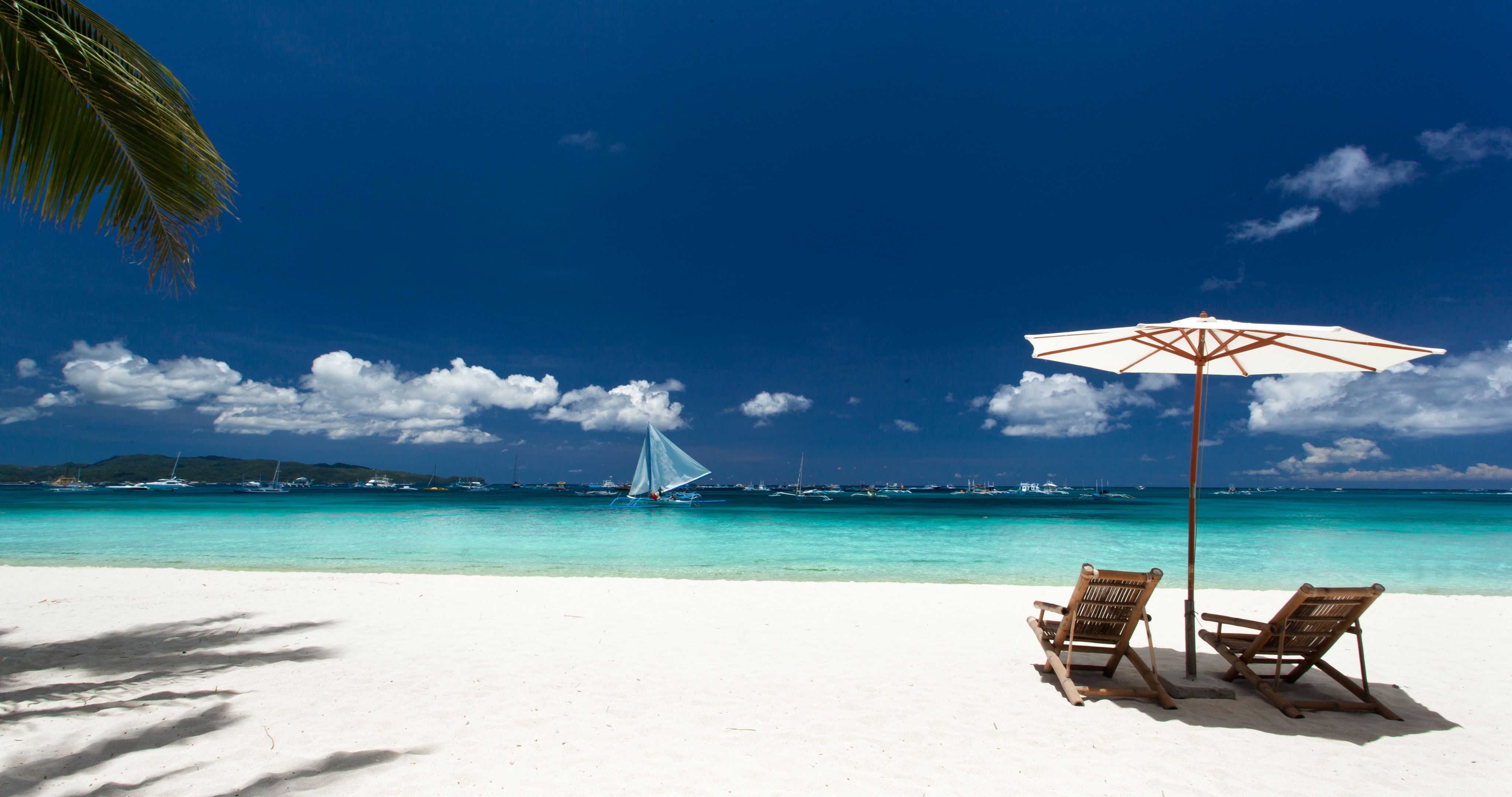 Spiaggia tropicale con sedie e ombrellone, 4096x2160 Ultra HD, 4K TV