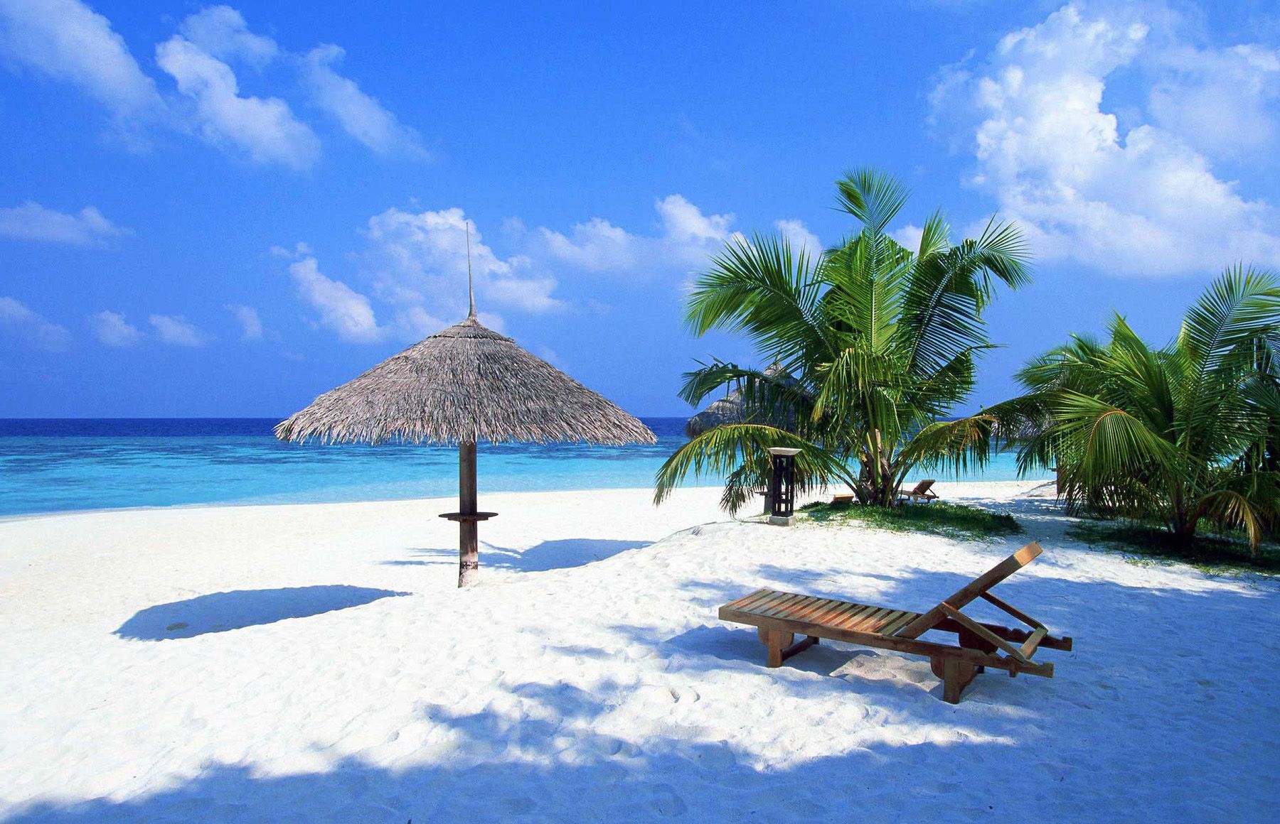 Spiaggia tropicale con capanna e palme, 1800x1160 HD, Desktop