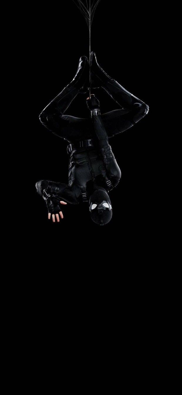 Spider-Man appeso a testa in giù, 620x1342 Verticale, Telefono