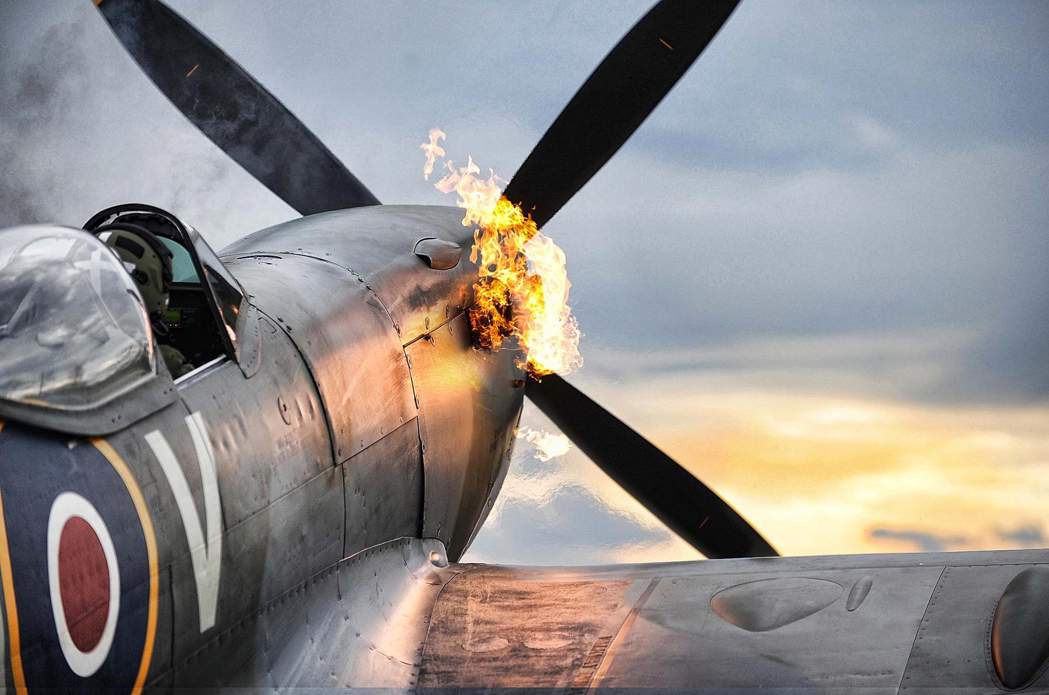 Spitfire con fiamma motore, 2048x1357 alta risoluzione, PC