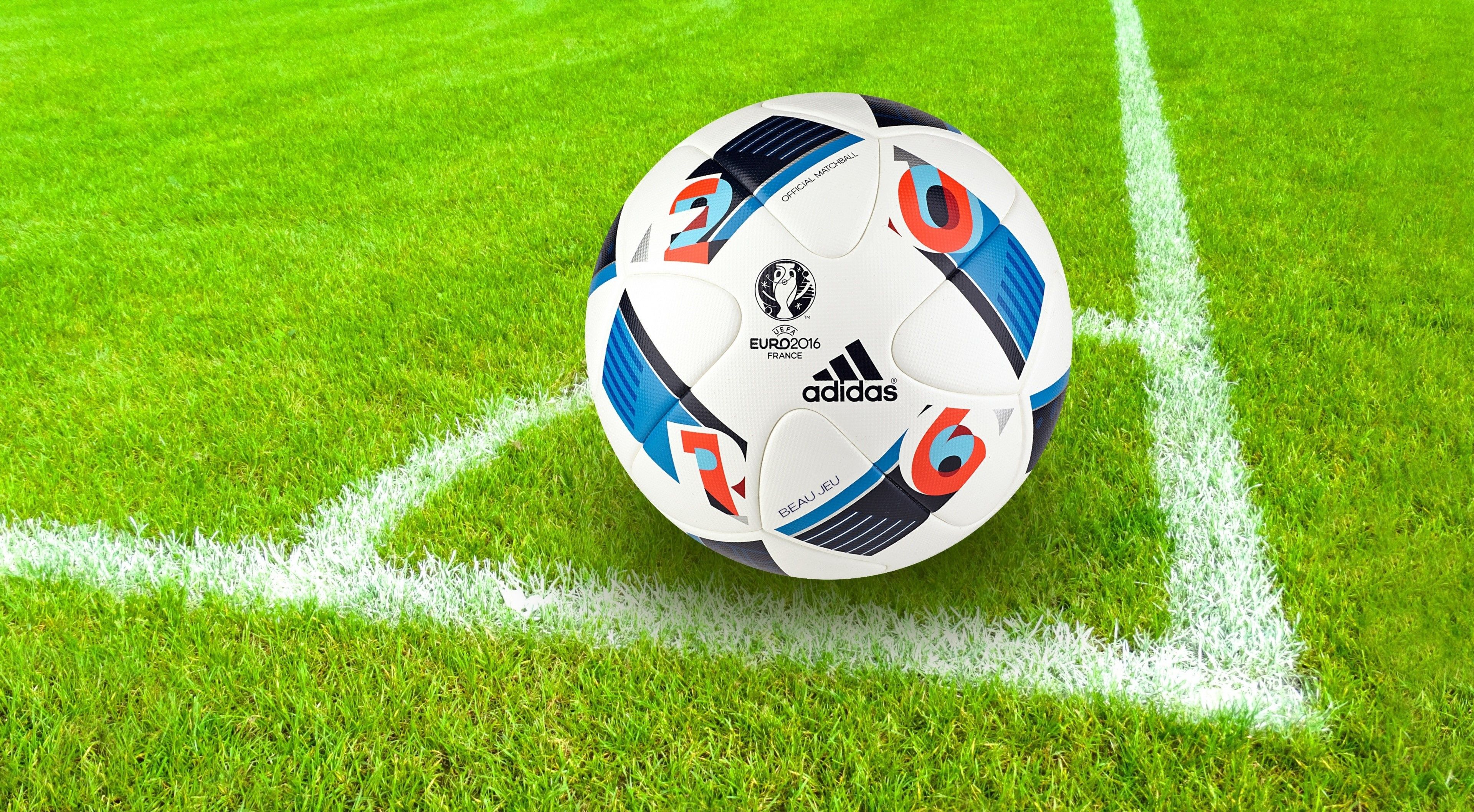 Pallone da calcio Adidas Euro, tre strisce, 3840x2117 UHD, PC 4K