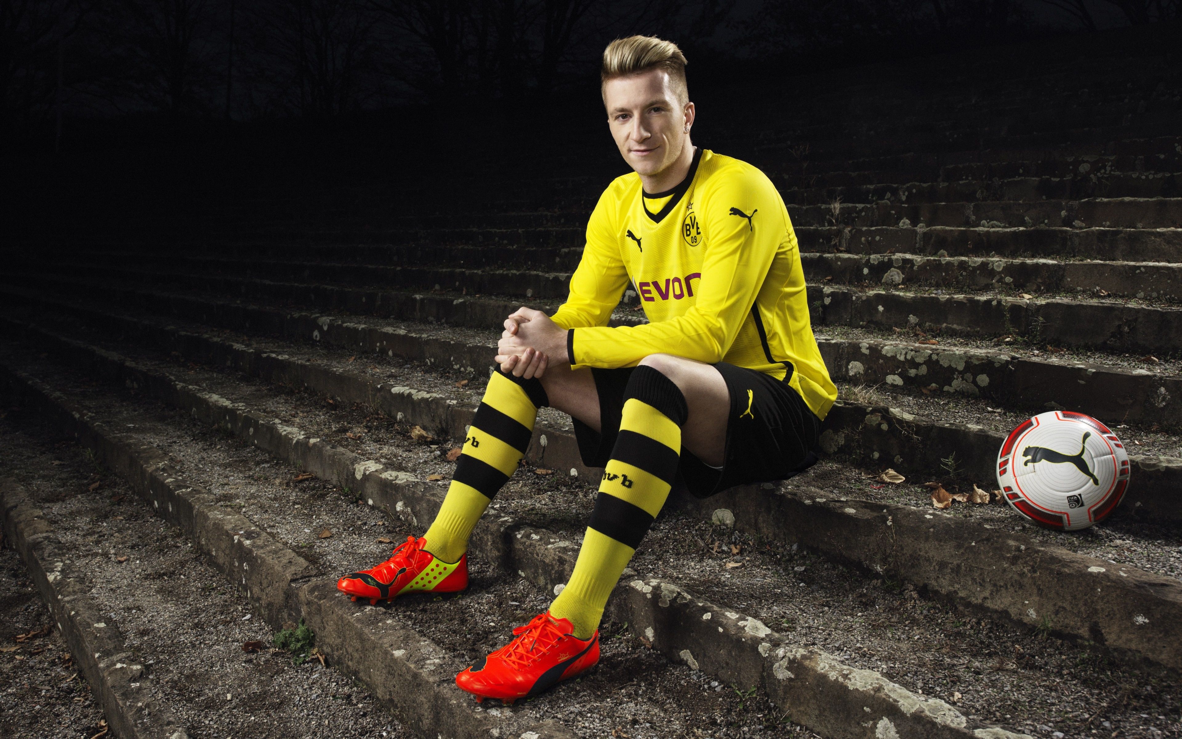 Calciatore Borussia Dortmund seduto scalinata, 3840x2400 4K Ultra HD, Monitor 4K