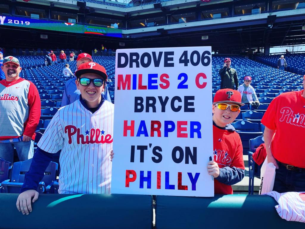 Tifosi Phillies con cartello, 1024x768 HD, PC