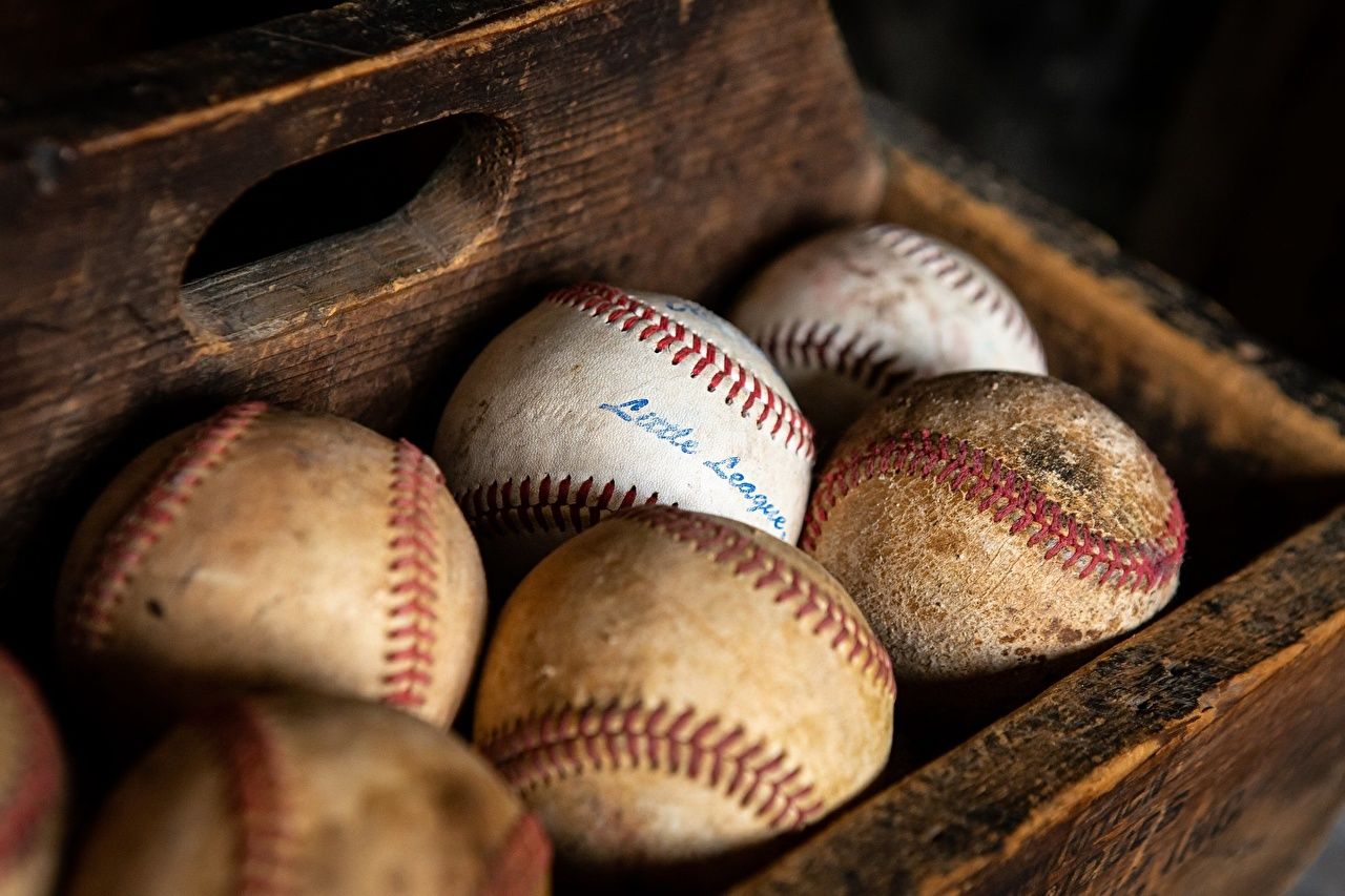 Palle da baseball vecchie in cassa, 1280x853 HD, Desktop
