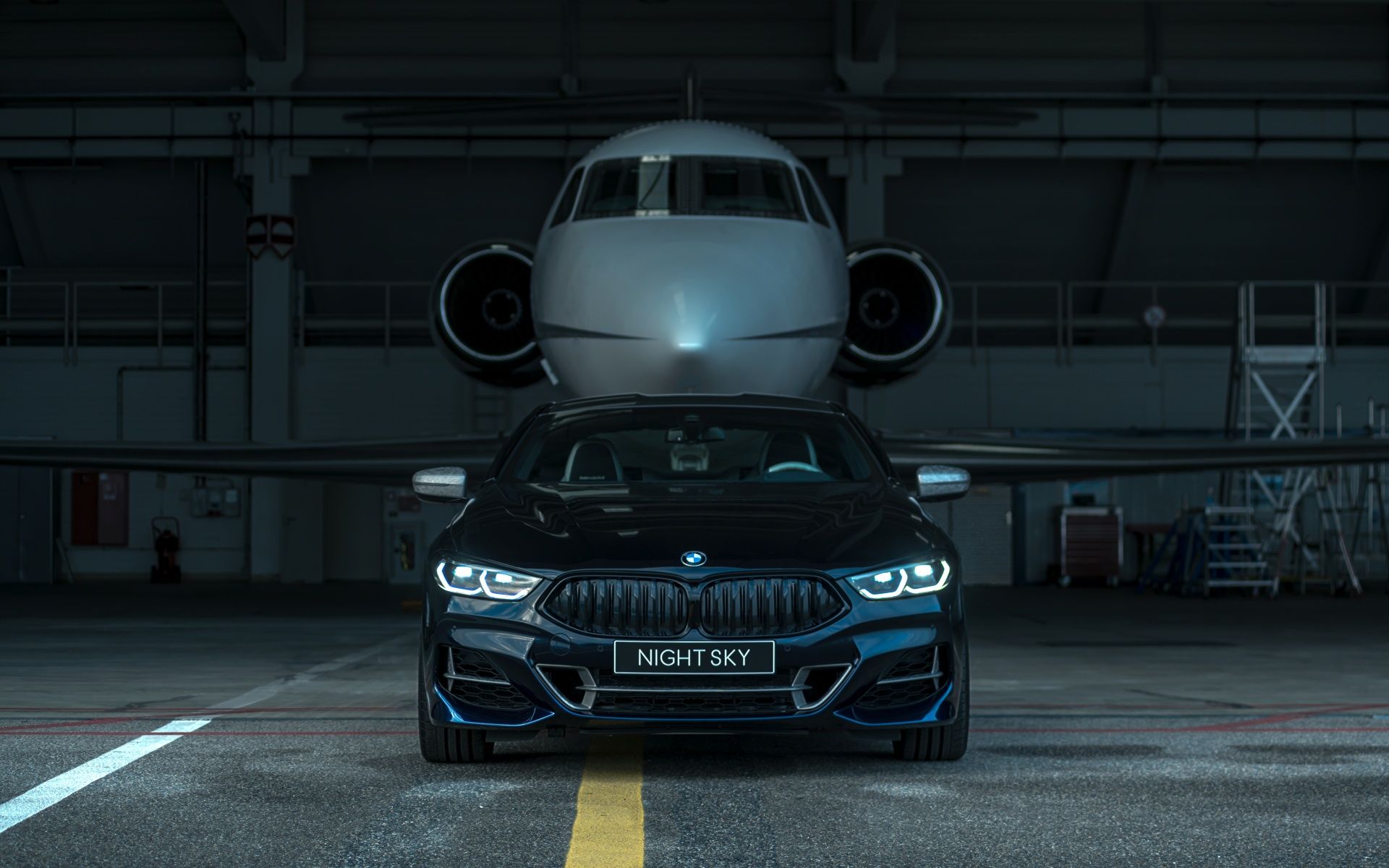 BMW Serie 8 nera davanti a jet privato in hangar, 1920x1200 Full HD+ WUXGA, Ultrabook