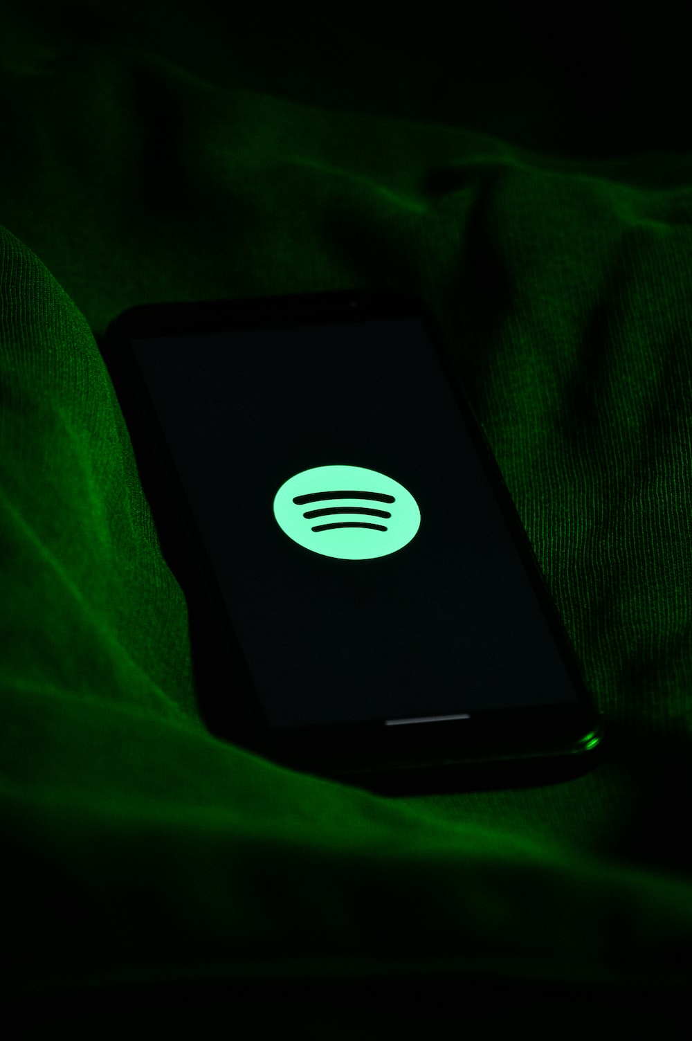 Logo Spotify su telefono verde, 1000x1504 Verticale, Telefono
