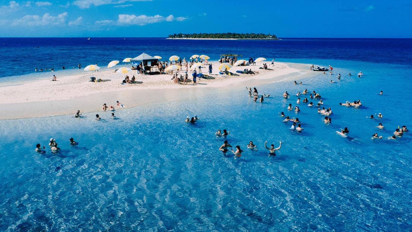 Spiaggia tropicale con turisti, 1366x768 720p, PC