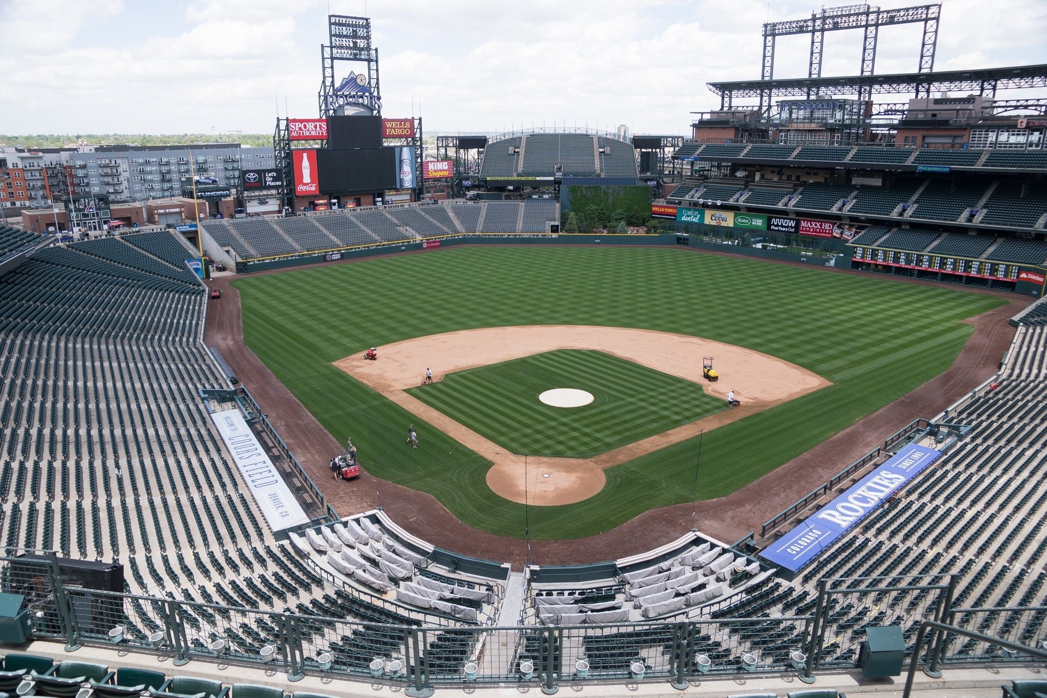 Stadio baseball vuoto, campo verde, 2048x1365 2K, PC Desktop