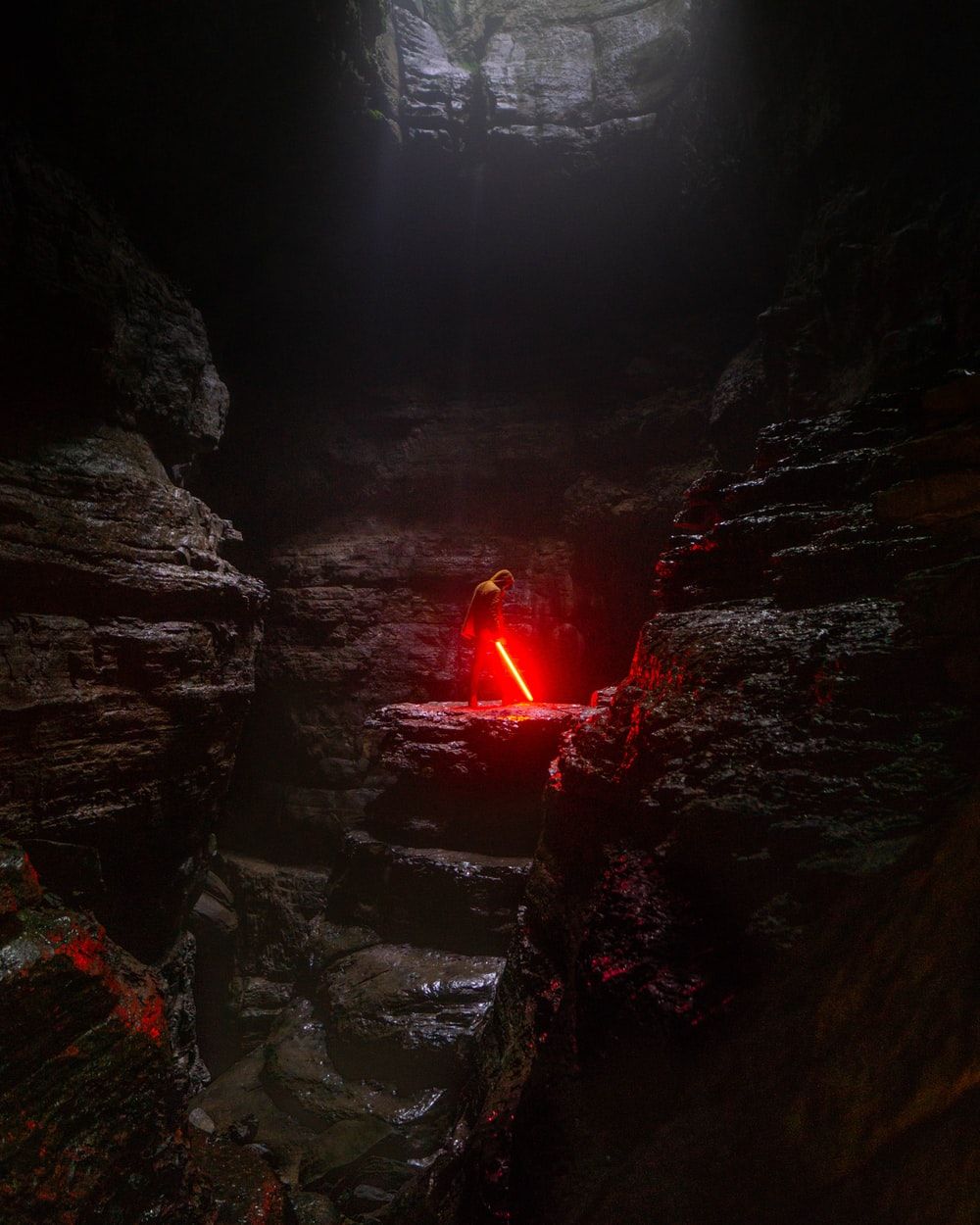 Spada laser rossa in grotta, 1000x1250 Full HD Verticale, iPhone