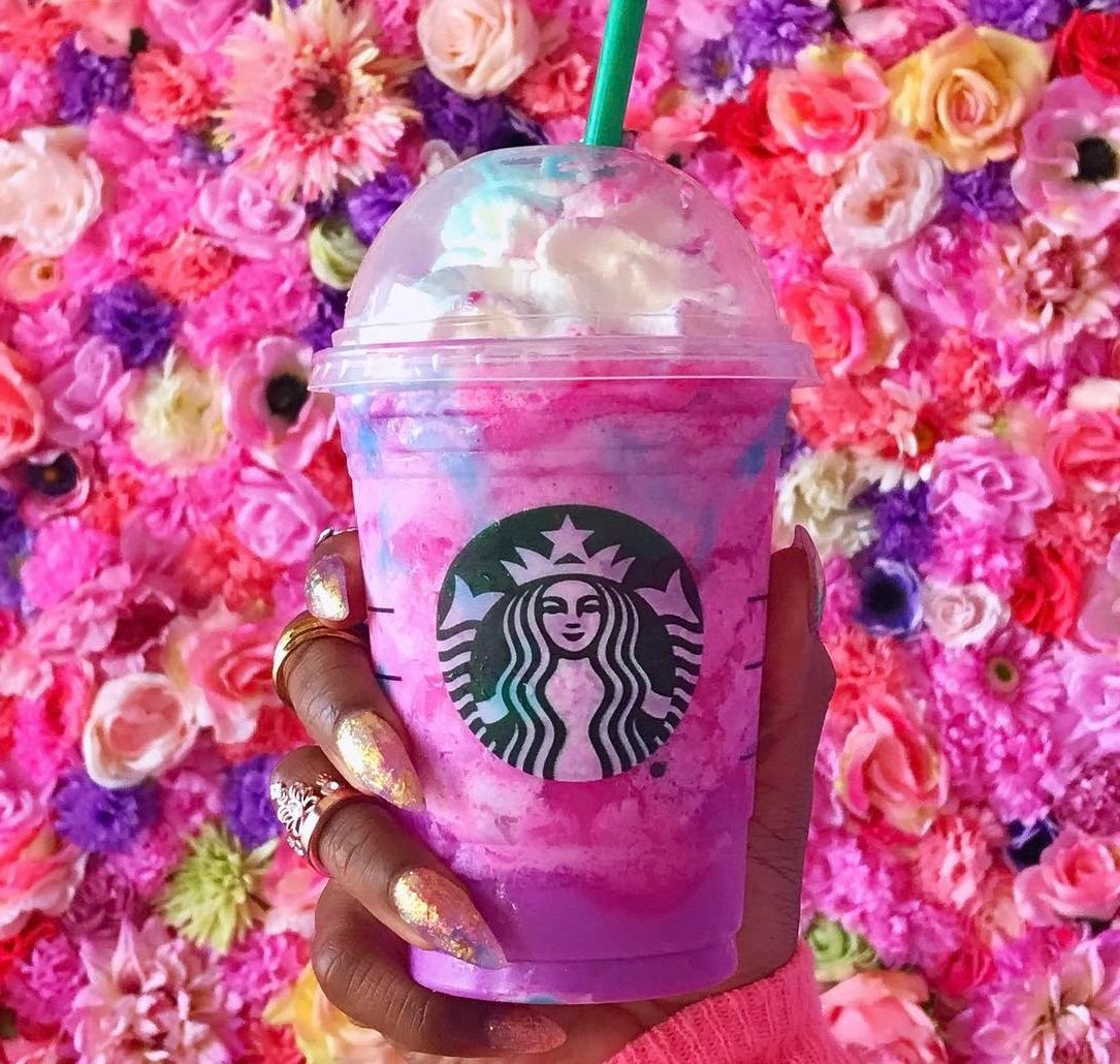 Ragazza capelli rosa bevanda Starbucks, 900x1600 Full HD Verticale, Smartphone