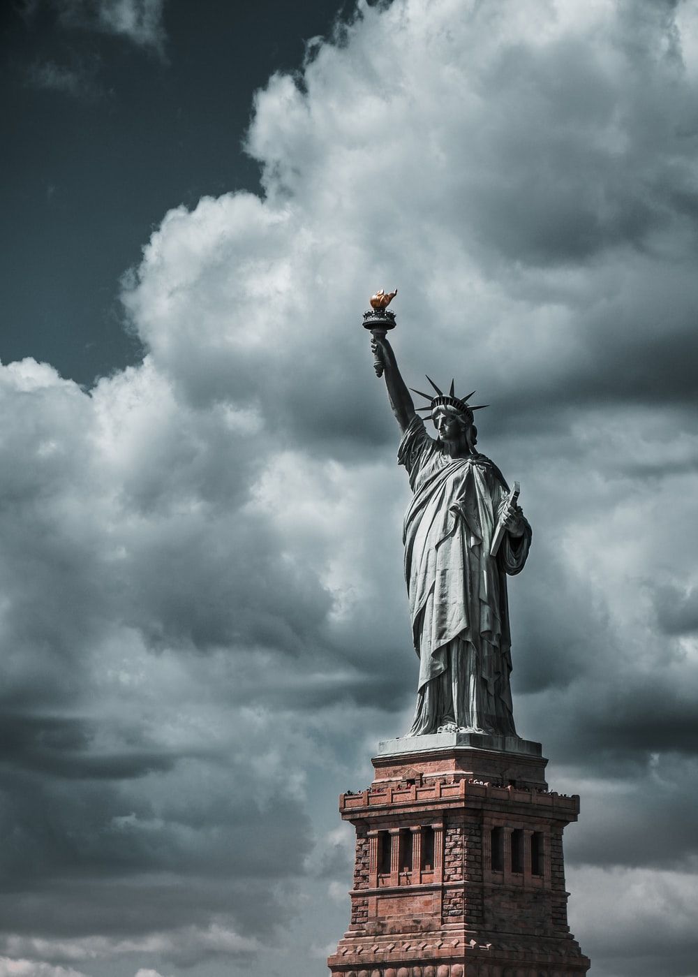 Statua della Libertà, cielo nuvoloso, 1000x1399 Full HD Verticale, Smartphone