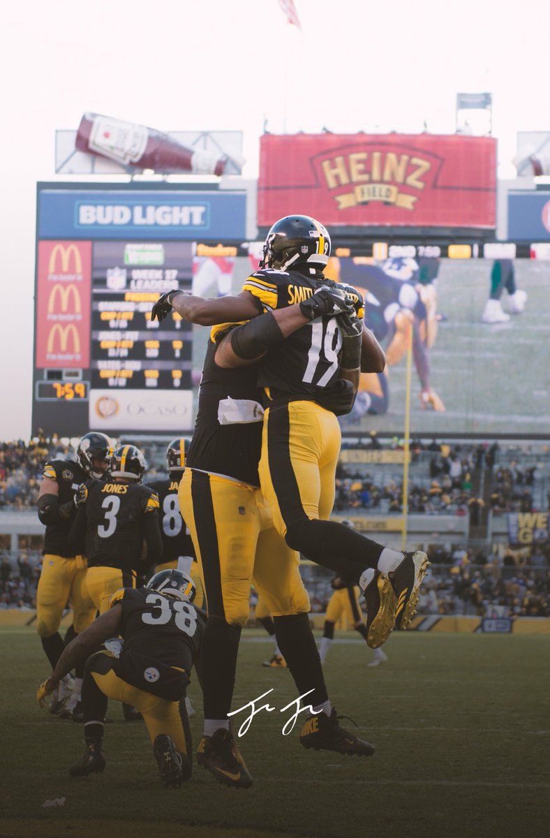 Steelers giocatori esultano stadio, 788x1200 Verticale, iPhone Air
