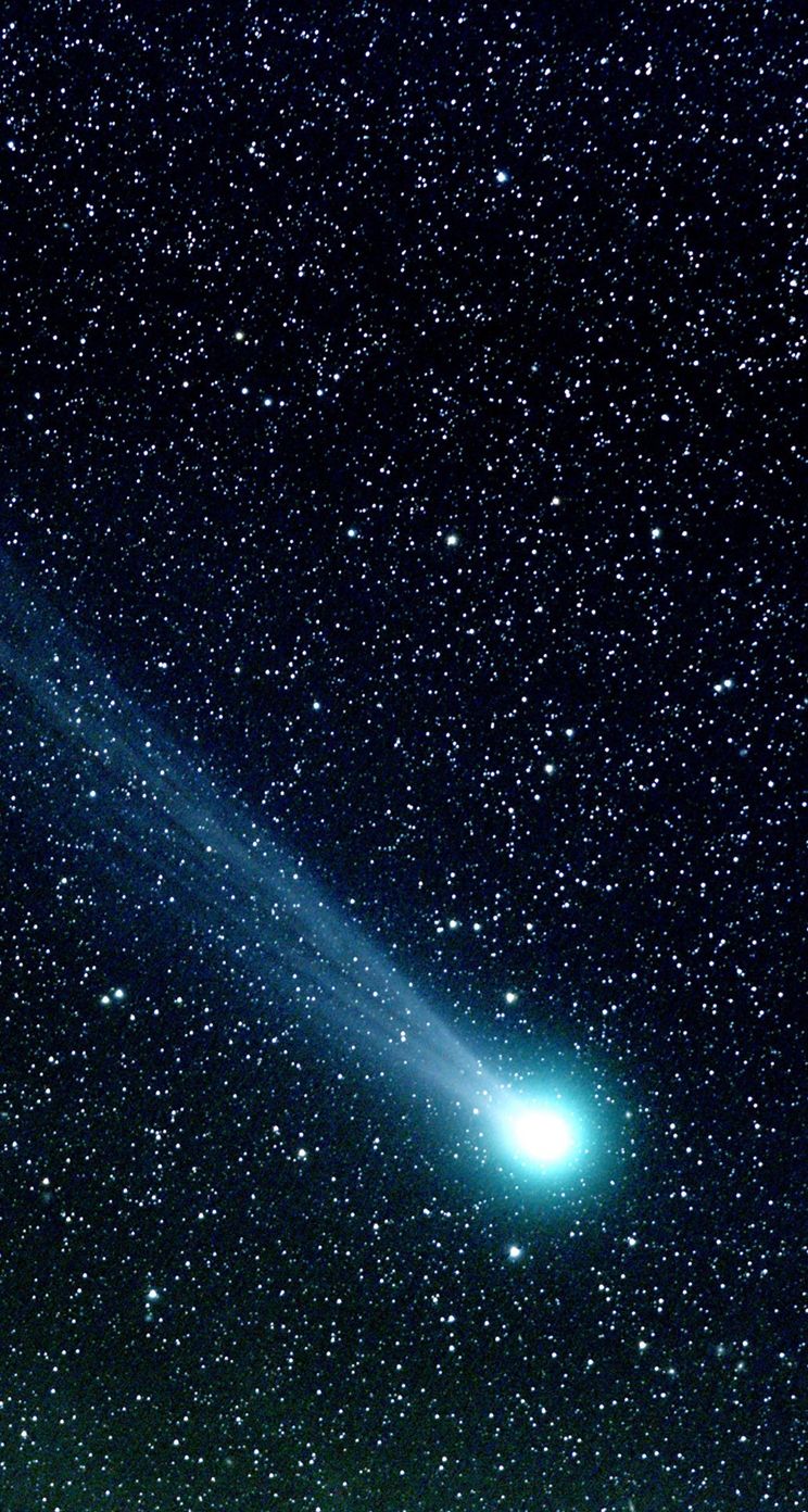 Cometa luminosa nello spazio stellato, 744x1392 Verticale, iPhone Air