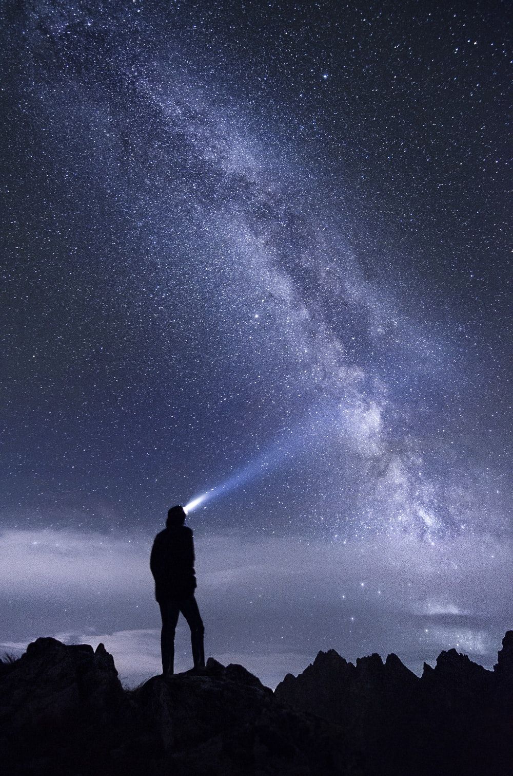 Uomo con torcia sotto stelle, 1000x1510 Full HD Verticale, Smartphone