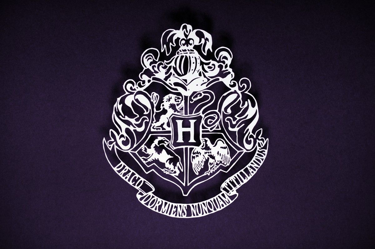 Stemma Hogwarts bianco viola, 1200x798 HD, Desktop