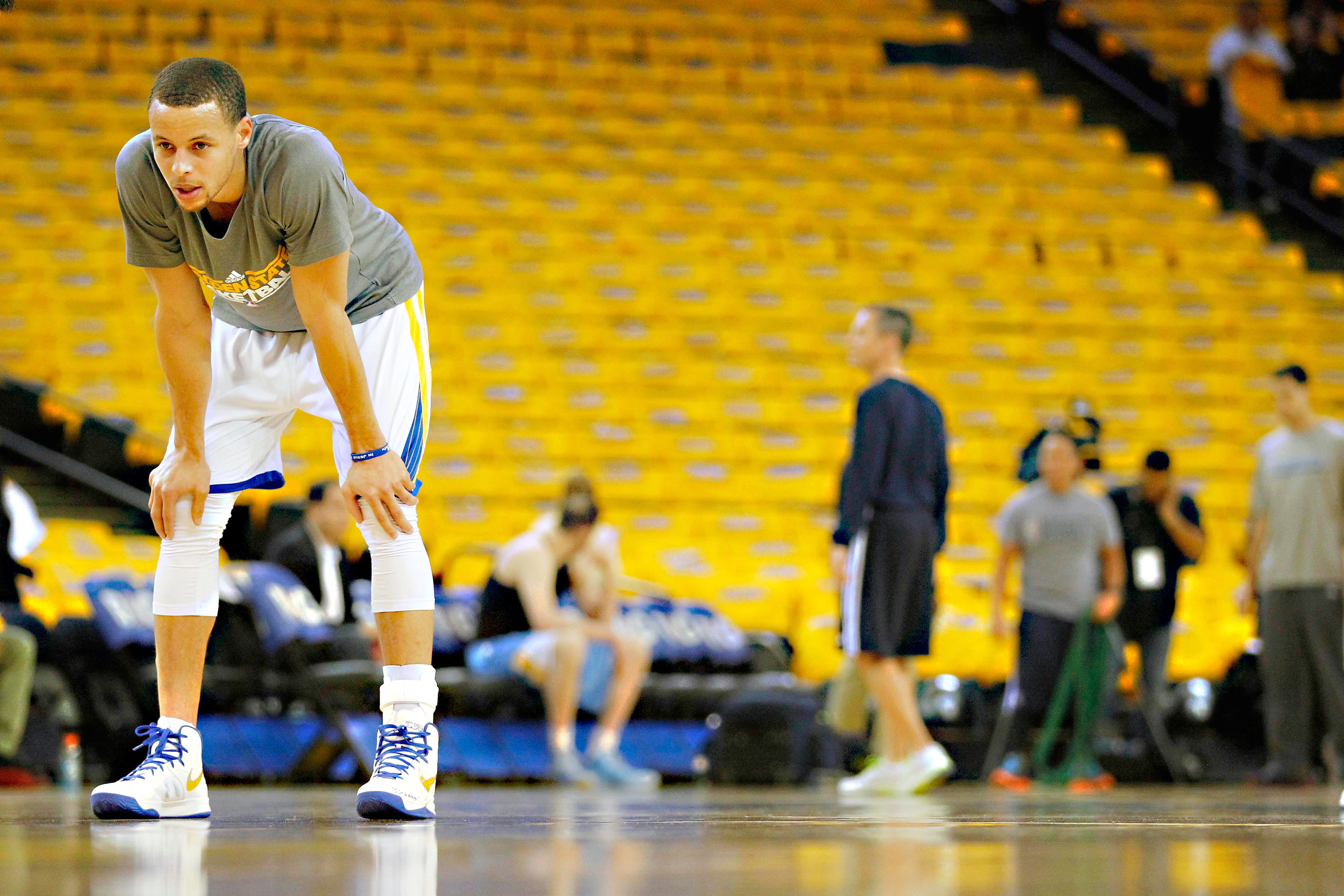 Stephen Curry con trofeo NBA, 2880x1800 2K, Desktop